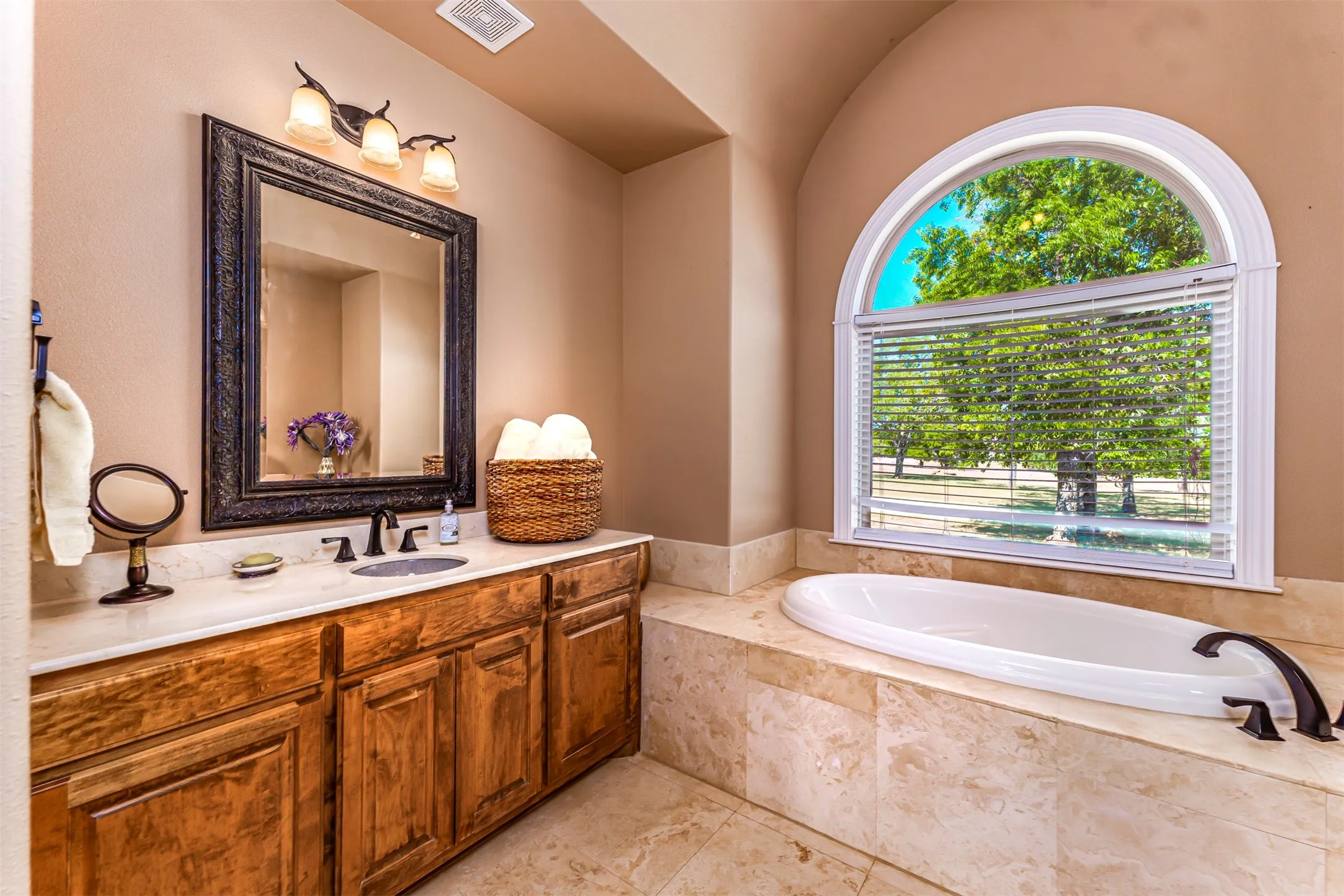 Single Family Residence For Sale in Wise County , 223 E Bay Drive, Bridgeport, Texas 76426, 3 Bedroom, 3 Bathroom, 3 Garage spaces, 3,081 Sqft, built in 2008, mls#21360622, Real Estate Agent in Bridgeport, Homes For Sale in Wise county, Homes For Sale in Bridgeport, Realtor in Bridgeport Texas, Real Estate Brokerage Independent Realty Texas, Luminita Cordes Realtor
