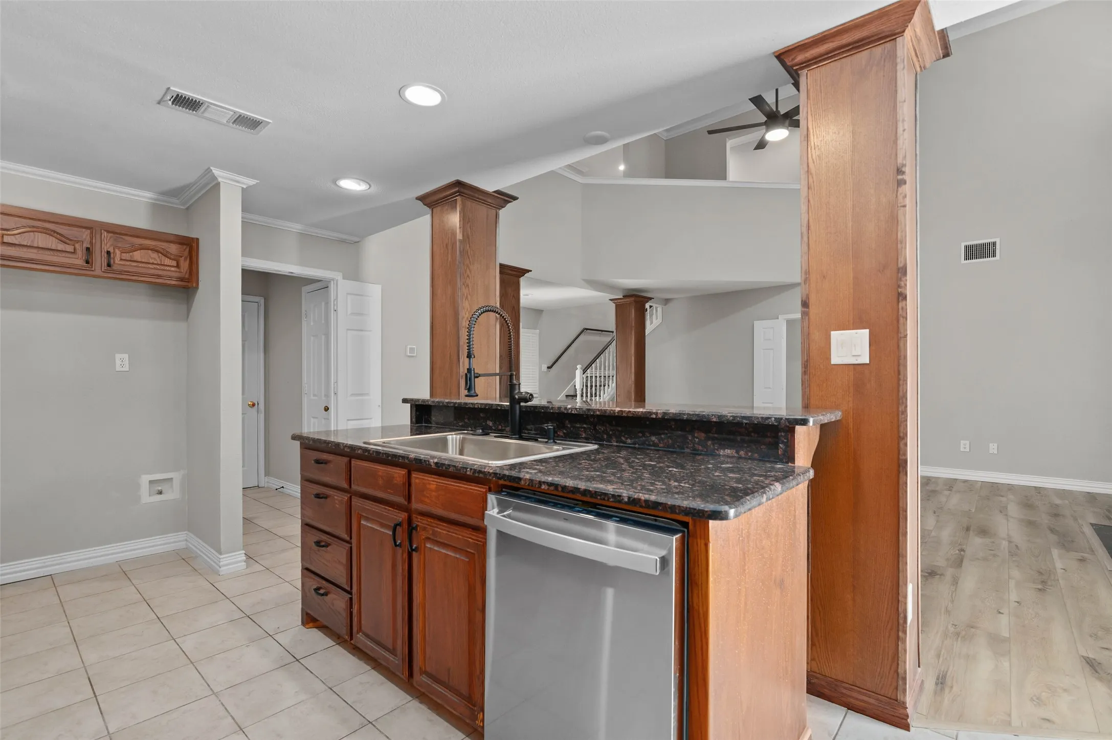 Single Family Residence For Rent in Denton County , 421 W Windsor Drive, Denton, Texas 76207, 3 Bedroom, 2 Bathroom, 2 Garage spaces, 1,789 Sqft, built in 1994, mls#21361293, Real Estate Agent in Denton, Homes For Rent in Denton county, Homes For Rent in Denton, Realtor in Denton Texas, Real Estate Brokerage Independent Realty Texas, Luminita Cordes Realtor