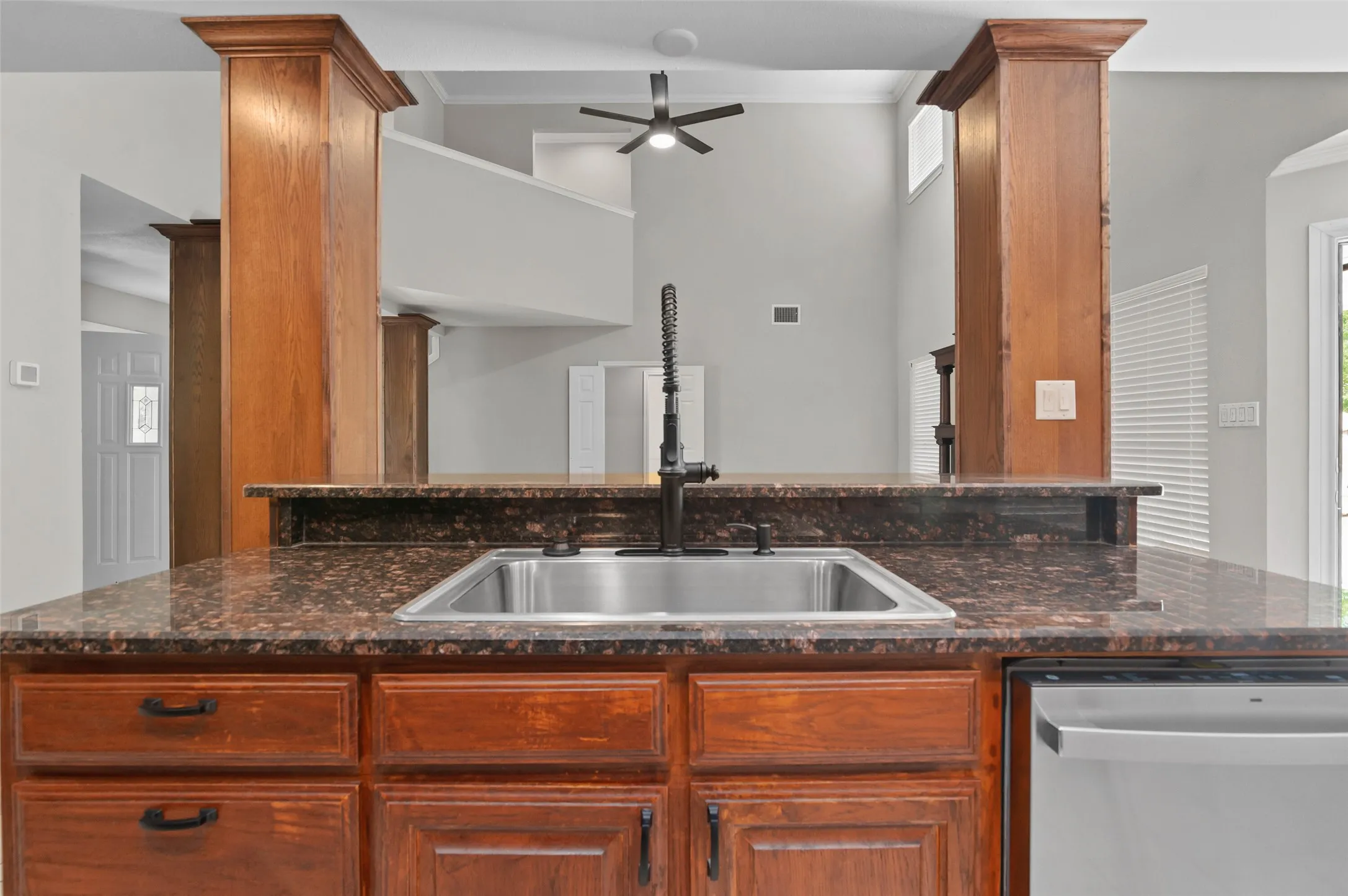 Single Family Residence For Rent in Denton County , 421 W Windsor Drive, Denton, Texas 76207, 3 Bedroom, 2 Bathroom, 2 Garage spaces, 1,789 Sqft, built in 1994, mls#21361293, Real Estate Agent in Denton, Homes For Rent in Denton county, Homes For Rent in Denton, Realtor in Denton Texas, Real Estate Brokerage Independent Realty Texas, Luminita Cordes Realtor