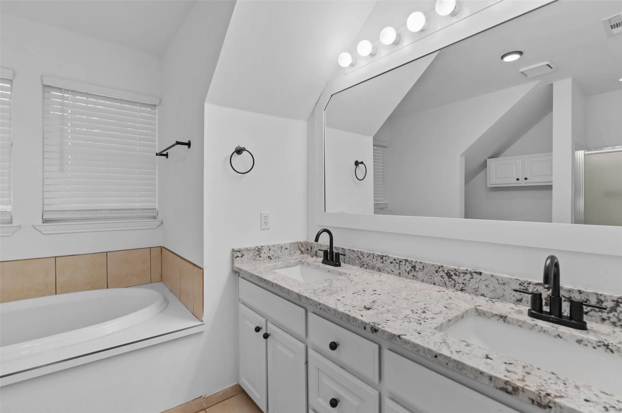 Single Family Residence For Rent in Denton County , 421 W Windsor Drive, Denton, Texas 76207, 3 Bedroom, 2 Bathroom, 2 Garage spaces, 1,789 Sqft, built in 1994, mls#21361293, Real Estate Agent in Denton, Homes For Rent in Denton county, Homes For Rent in Denton, Realtor in Denton Texas, Real Estate Brokerage Independent Realty Texas, Luminita Cordes Realtor