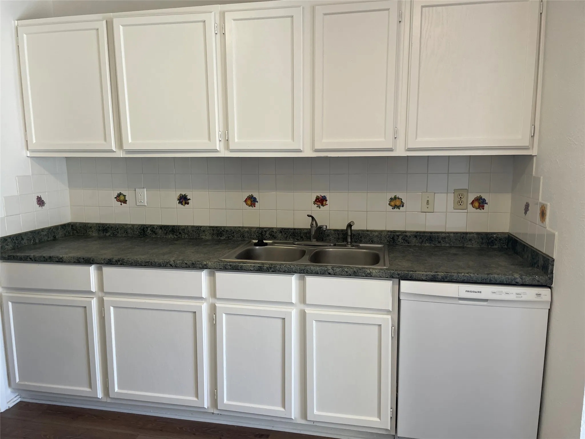 Single Family Residence For Rent in Tarrant County , 7533 Parkwood Lane, Fort Worth, Texas 76133, 3 Bedroom, 2 Bathroom, 2 Garage spaces, 1,422 Sqft, built in 1978, mls#21361294, Real Estate Agent in Fort Worth, Homes For Rent in Tarrant county, Homes For Rent in Fort Worth, Realtor in Fort Worth Texas, Real Estate Brokerage Independent Realty Texas, Luminita Cordes Realtor