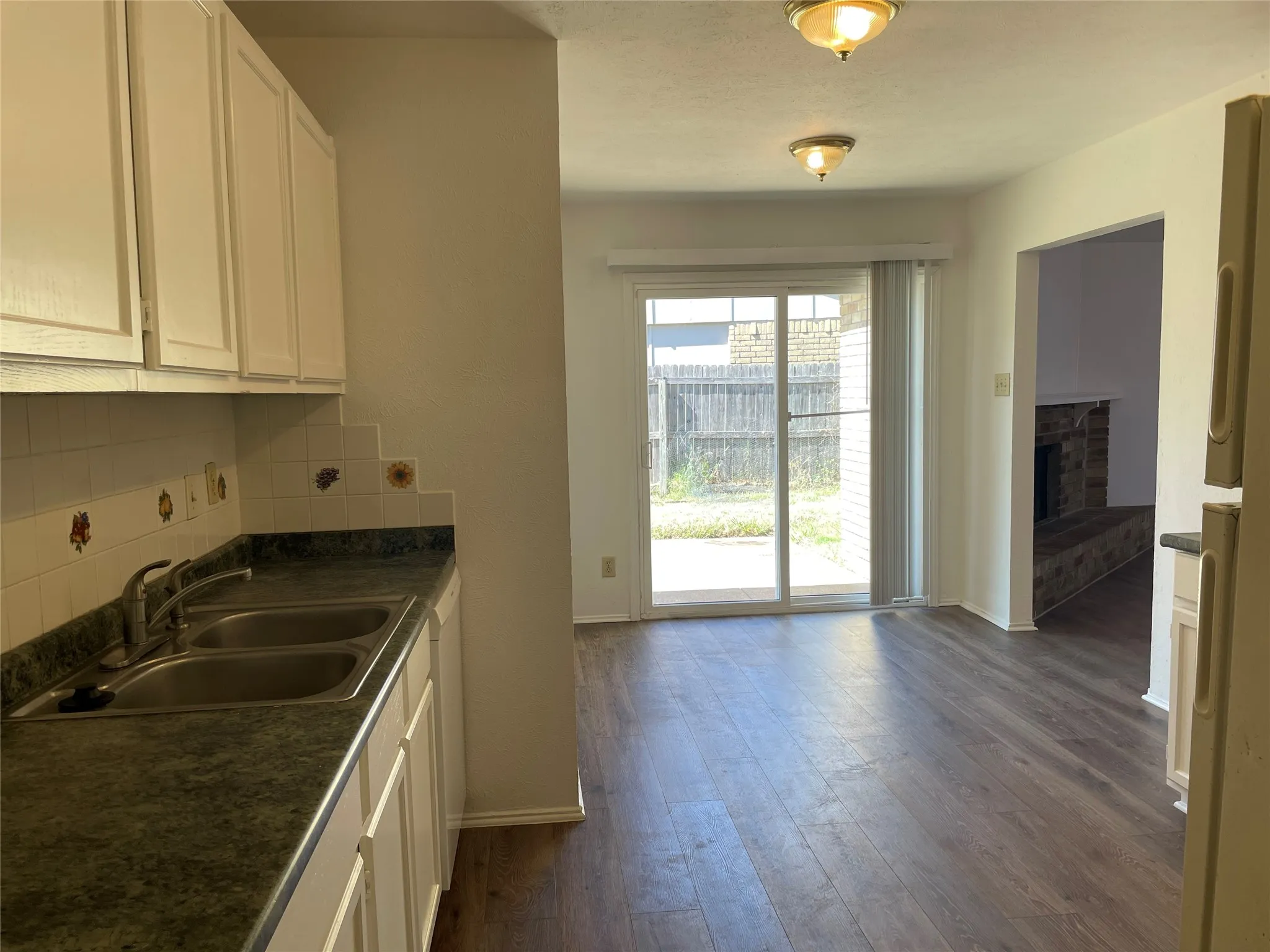 Single Family Residence For Rent in Tarrant County , 7533 Parkwood Lane, Fort Worth, Texas 76133, 3 Bedroom, 2 Bathroom, 2 Garage spaces, 1,422 Sqft, built in 1978, mls#21361294, Real Estate Agent in Fort Worth, Homes For Rent in Tarrant county, Homes For Rent in Fort Worth, Realtor in Fort Worth Texas, Real Estate Brokerage Independent Realty Texas, Luminita Cordes Realtor