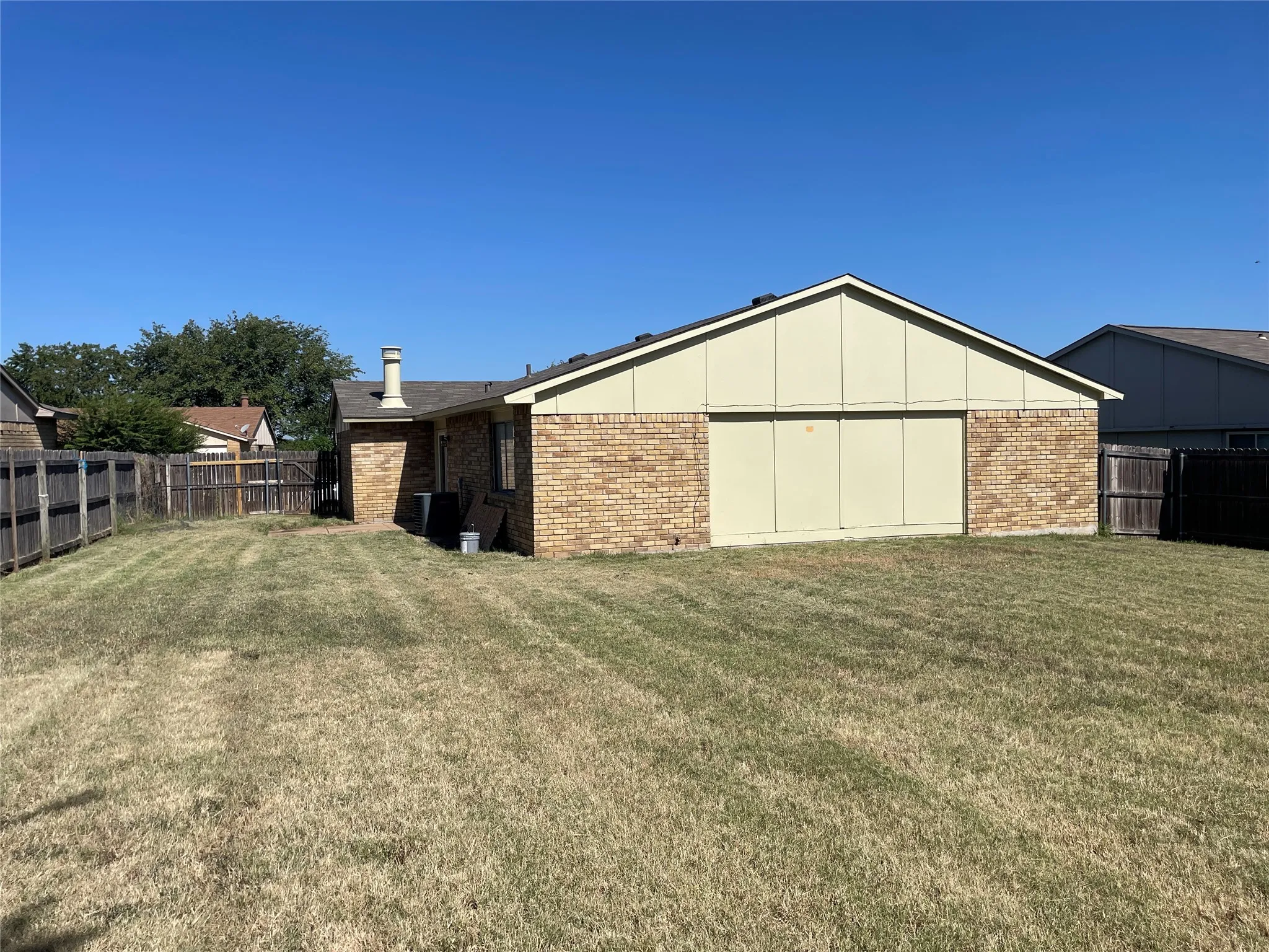 Single Family Residence For Rent in Tarrant County , 7533 Parkwood Lane, Fort Worth, Texas 76133, 3 Bedroom, 2 Bathroom, 2 Garage spaces, 1,422 Sqft, built in 1978, mls#21361294, Real Estate Agent in Fort Worth, Homes For Rent in Tarrant county, Homes For Rent in Fort Worth, Realtor in Fort Worth Texas, Real Estate Brokerage Independent Realty Texas, Luminita Cordes Realtor