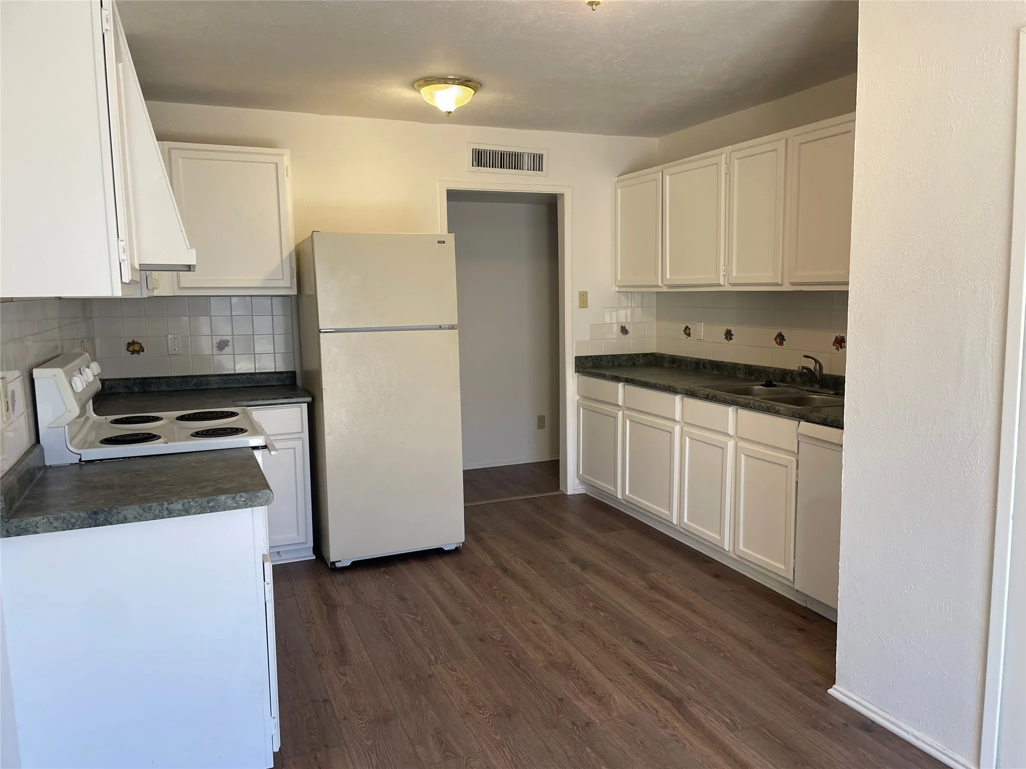 Single Family Residence For Rent in Tarrant County , 7533 Parkwood Lane, Fort Worth, Texas 76133, 3 Bedroom, 2 Bathroom, 2 Garage spaces, 1,422 Sqft, built in 1978, mls#21361294, Real Estate Agent in Fort Worth, Homes For Rent in Tarrant county, Homes For Rent in Fort Worth, Realtor in Fort Worth Texas, Real Estate Brokerage Independent Realty Texas, Luminita Cordes Realtor