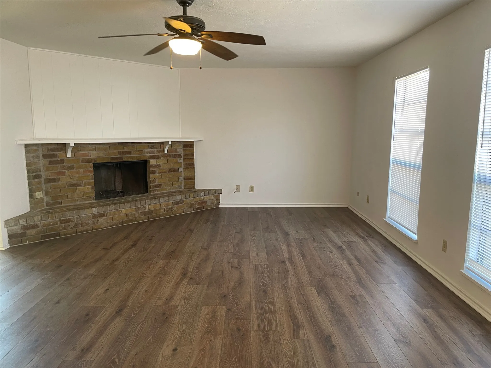 Single Family Residence For Rent in Tarrant County , 7533 Parkwood Lane, Fort Worth, Texas 76133, 3 Bedroom, 2 Bathroom, 2 Garage spaces, 1,422 Sqft, built in 1978, mls#21361294, Real Estate Agent in Fort Worth, Homes For Rent in Tarrant county, Homes For Rent in Fort Worth, Realtor in Fort Worth Texas, Real Estate Brokerage Independent Realty Texas, Luminita Cordes Realtor