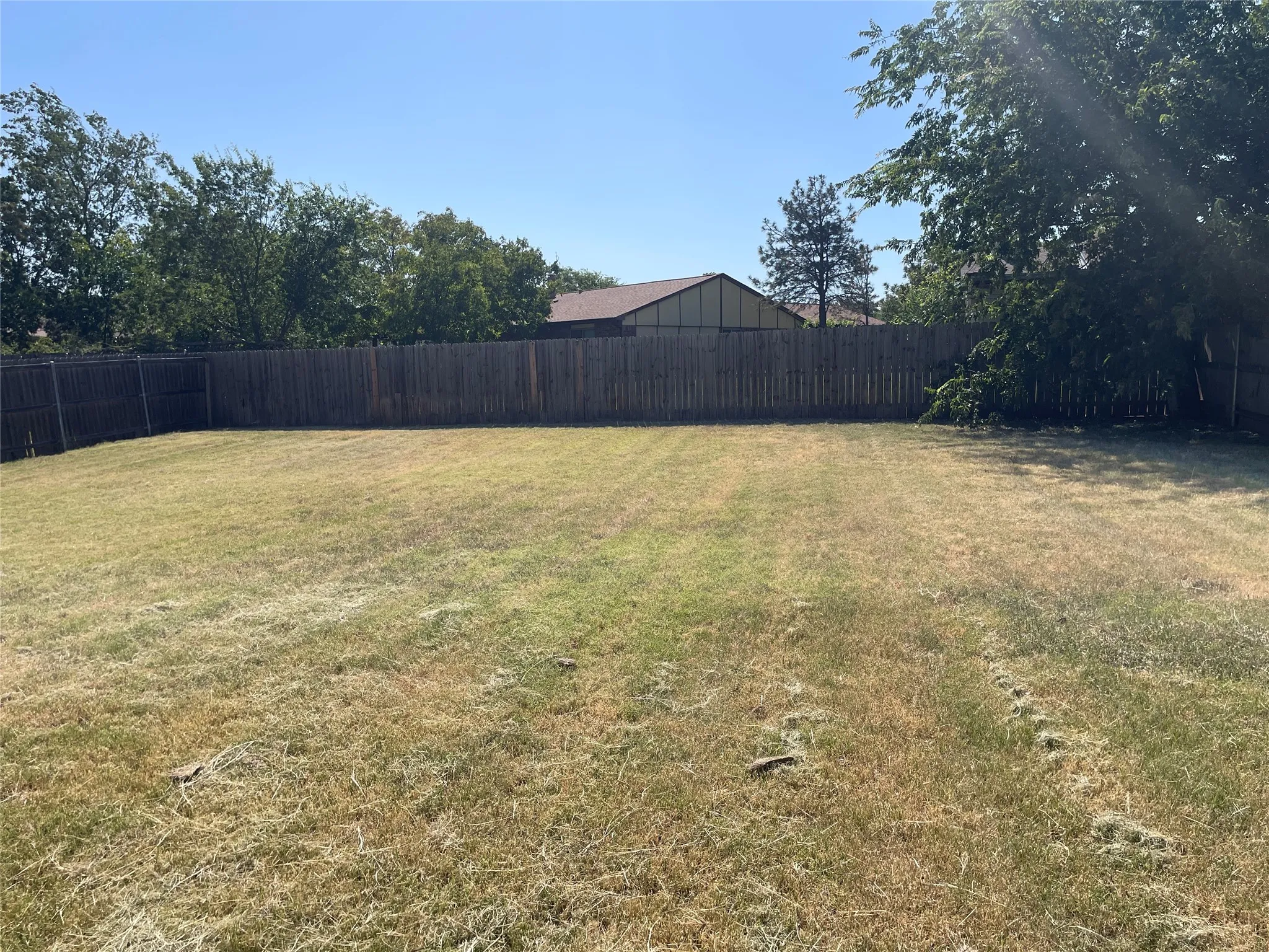 Single Family Residence For Rent in Tarrant County , 7533 Parkwood Lane, Fort Worth, Texas 76133, 3 Bedroom, 2 Bathroom, 2 Garage spaces, 1,422 Sqft, built in 1978, mls#21361294, Real Estate Agent in Fort Worth, Homes For Rent in Tarrant county, Homes For Rent in Fort Worth, Realtor in Fort Worth Texas, Real Estate Brokerage Independent Realty Texas, Luminita Cordes Realtor