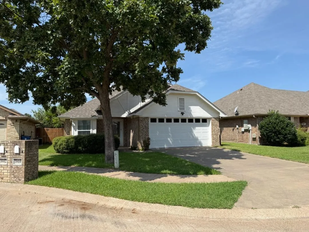 Single Family Residence For Sale in Hood County , 1010 Dawn Court, Granbury, Texas 76048, 2 Bedroom, 2 Bathroom, 2 Garage spaces, 1,064 Sqft, built in 2004, Price $259,900, mls#21356561, Real Estate Agent in Granbury, Homes For Sale in Hood county, Homes For Sale in Granbury, Realtor in Granbury Texas, Real Estate Brokerage Independent Realty Texas, Luminita Cordes Realtor