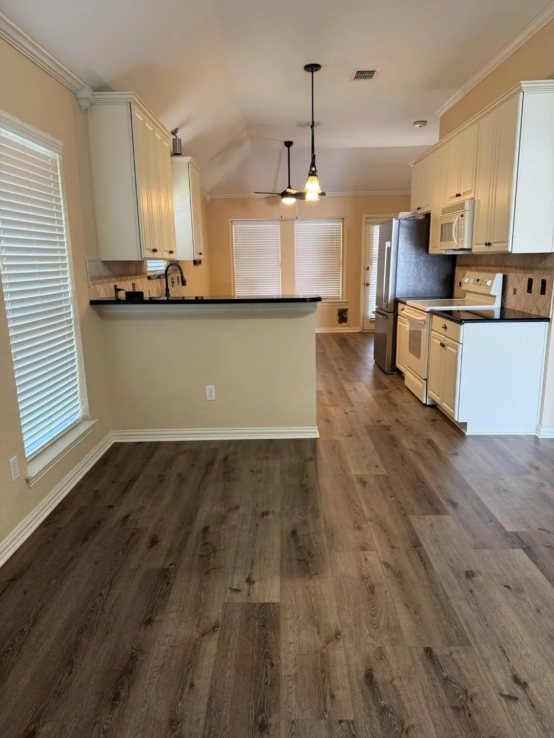 Single Family Residence For Sale in Hood County , 1010 Dawn Court, Granbury, Texas 76048, 2 Bedroom, 2 Bathroom, 2 Garage spaces, 1,064 Sqft, built in 2004, Price $259,900, mls#21356561, Real Estate Agent in Granbury, Homes For Sale in Hood county, Homes For Sale in Granbury, Realtor in Granbury Texas, Real Estate Brokerage Independent Realty Texas, Luminita Cordes Realtor