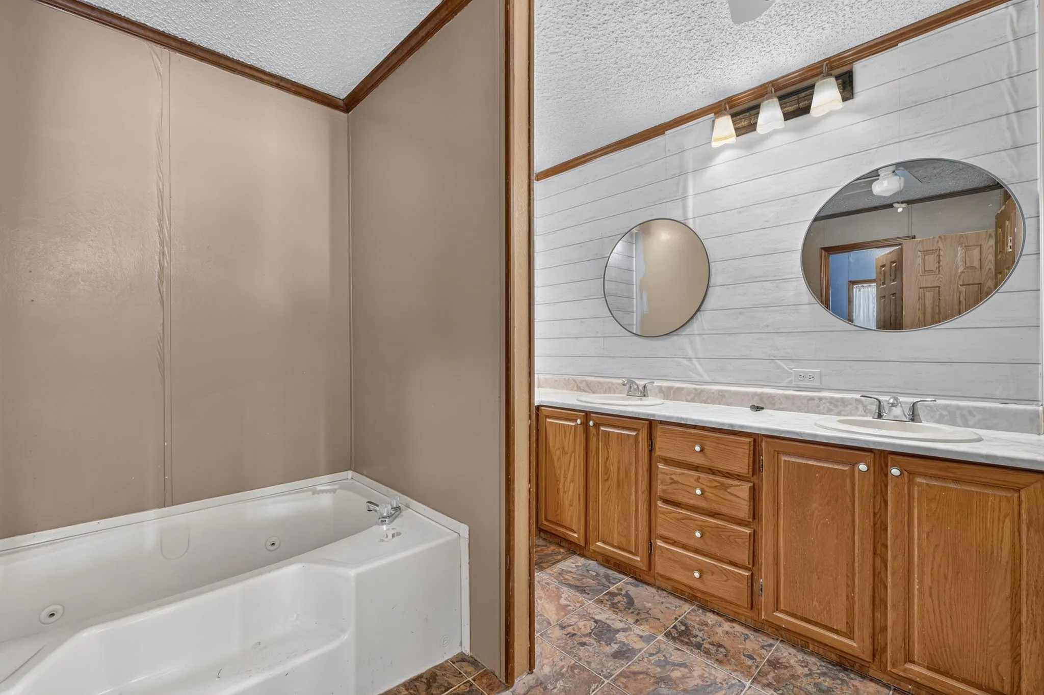 Mobile Home For Sale in Palo Pinto County , 365 Dusty Trail, Mineral Wells, Texas 76067, 4 Bedroom, 2 Bathroom, 2 Garage spaces, 2,128 Sqft, built in 1994, mls#21360480, Real Estate Agent in Mineral Wells, Homes For Sale in Palo Pinto county, Homes For Sale in Mineral Wells, Realtor in Mineral Wells Texas, Real Estate Brokerage Independent Realty Texas, Luminita Cordes Realtor