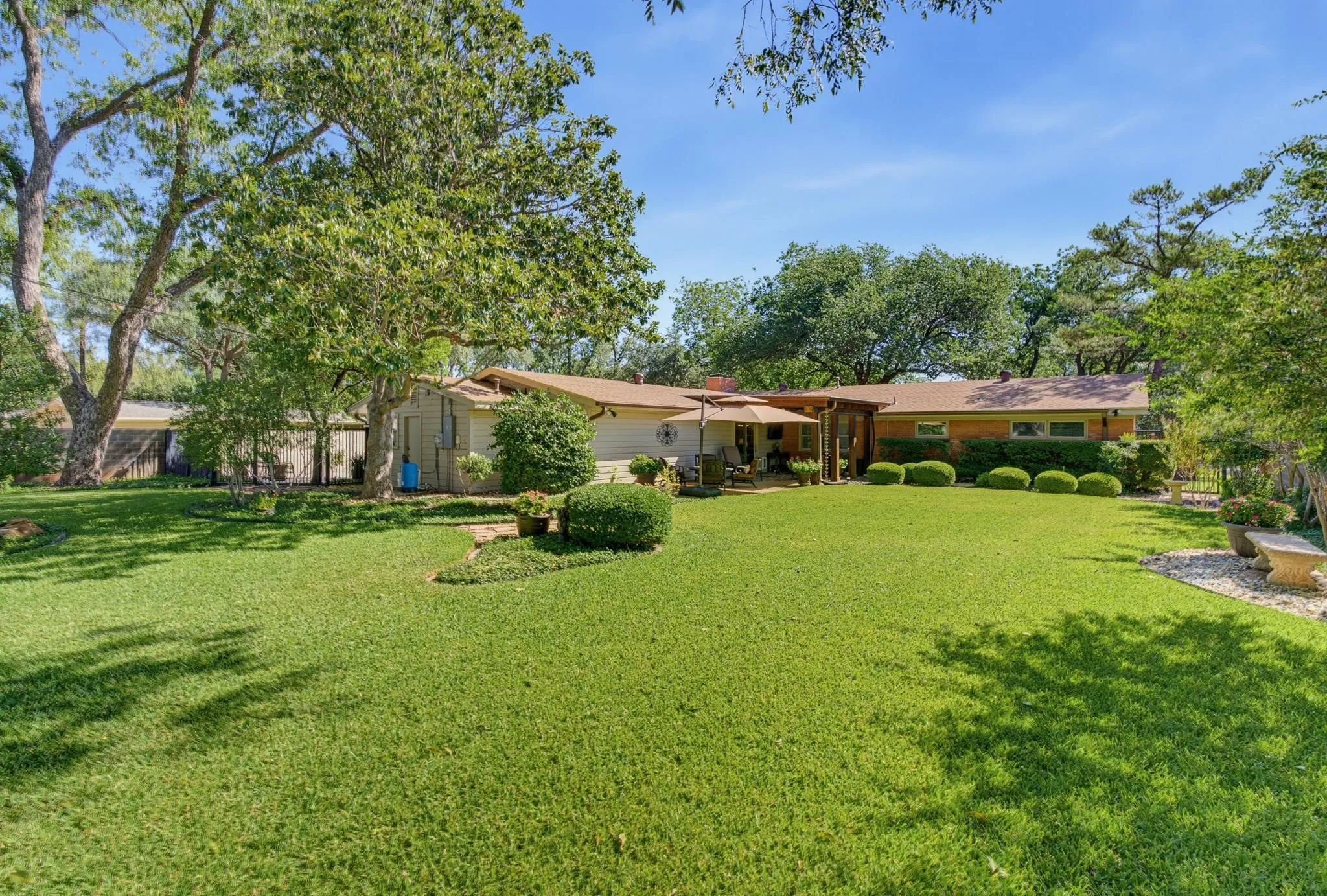 Single Family Residence For Sale in Taylor County , 1526 Elmwood Drive, Abilene, Texas 79605, 3 Bedroom, 4 Bathroom, 2 Garage spaces, 2,759 Sqft, built in 1955, mls#21361303, Real Estate Agent in Abilene, Homes For Sale in Taylor county, Homes For Sale in Abilene, Realtor in Abilene Texas, Real Estate Brokerage Independent Realty Texas, Luminita Cordes Realtor