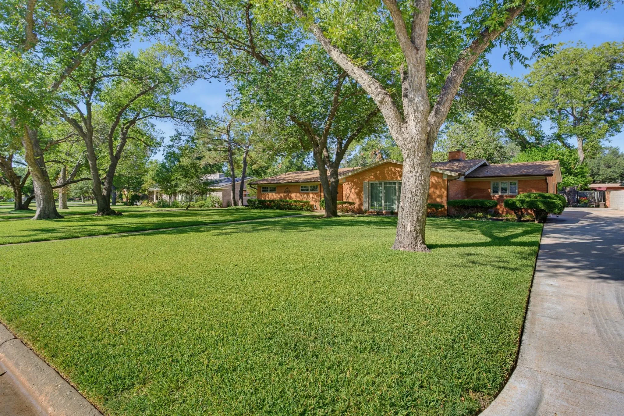 Single Family Residence For Sale in Taylor County , 1526 Elmwood Drive, Abilene, Texas 79605, 3 Bedroom, 4 Bathroom, 2 Garage spaces, 2,759 Sqft, built in 1955, mls#21361303, Real Estate Agent in Abilene, Homes For Sale in Taylor county, Homes For Sale in Abilene, Realtor in Abilene Texas, Real Estate Brokerage Independent Realty Texas, Luminita Cordes Realtor