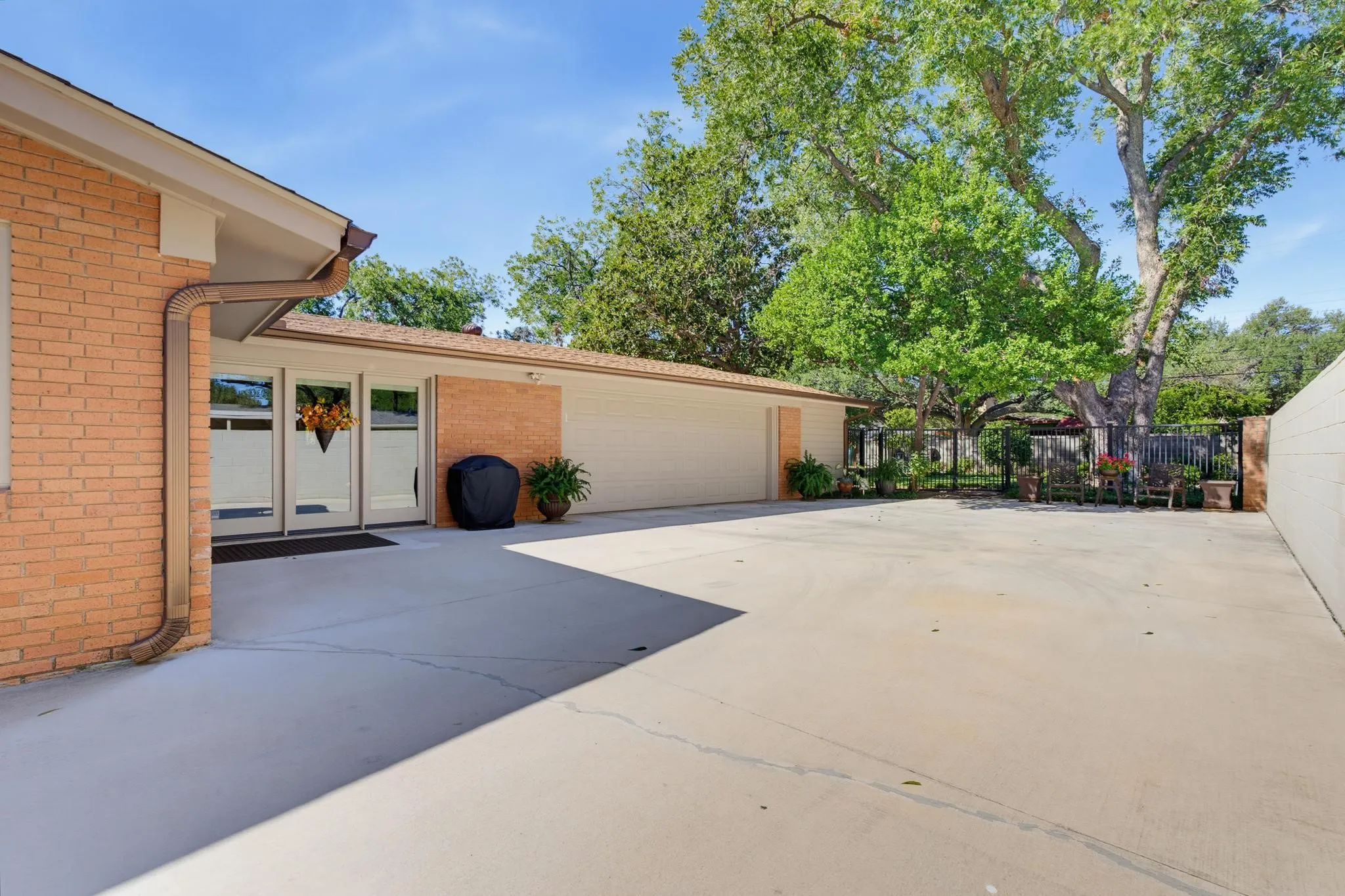 Single Family Residence For Sale in Taylor County , 1526 Elmwood Drive, Abilene, Texas 79605, 3 Bedroom, 4 Bathroom, 2 Garage spaces, 2,759 Sqft, built in 1955, mls#21361303, Real Estate Agent in Abilene, Homes For Sale in Taylor county, Homes For Sale in Abilene, Realtor in Abilene Texas, Real Estate Brokerage Independent Realty Texas, Luminita Cordes Realtor