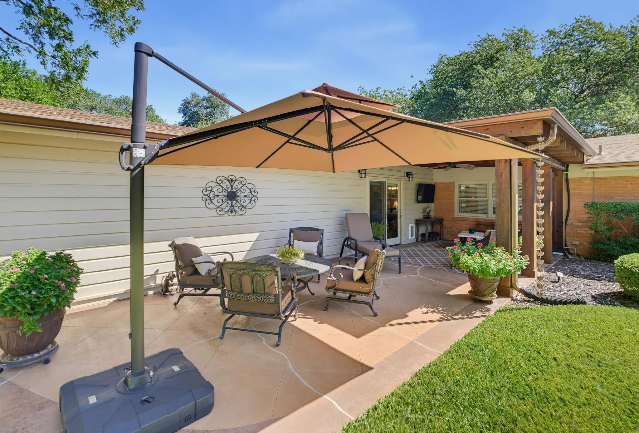 Single Family Residence For Sale in Taylor County , 1526 Elmwood Drive, Abilene, Texas 79605, 3 Bedroom, 4 Bathroom, 2 Garage spaces, 2,759 Sqft, built in 1955, mls#21361303, Real Estate Agent in Abilene, Homes For Sale in Taylor county, Homes For Sale in Abilene, Realtor in Abilene Texas, Real Estate Brokerage Independent Realty Texas, Luminita Cordes Realtor