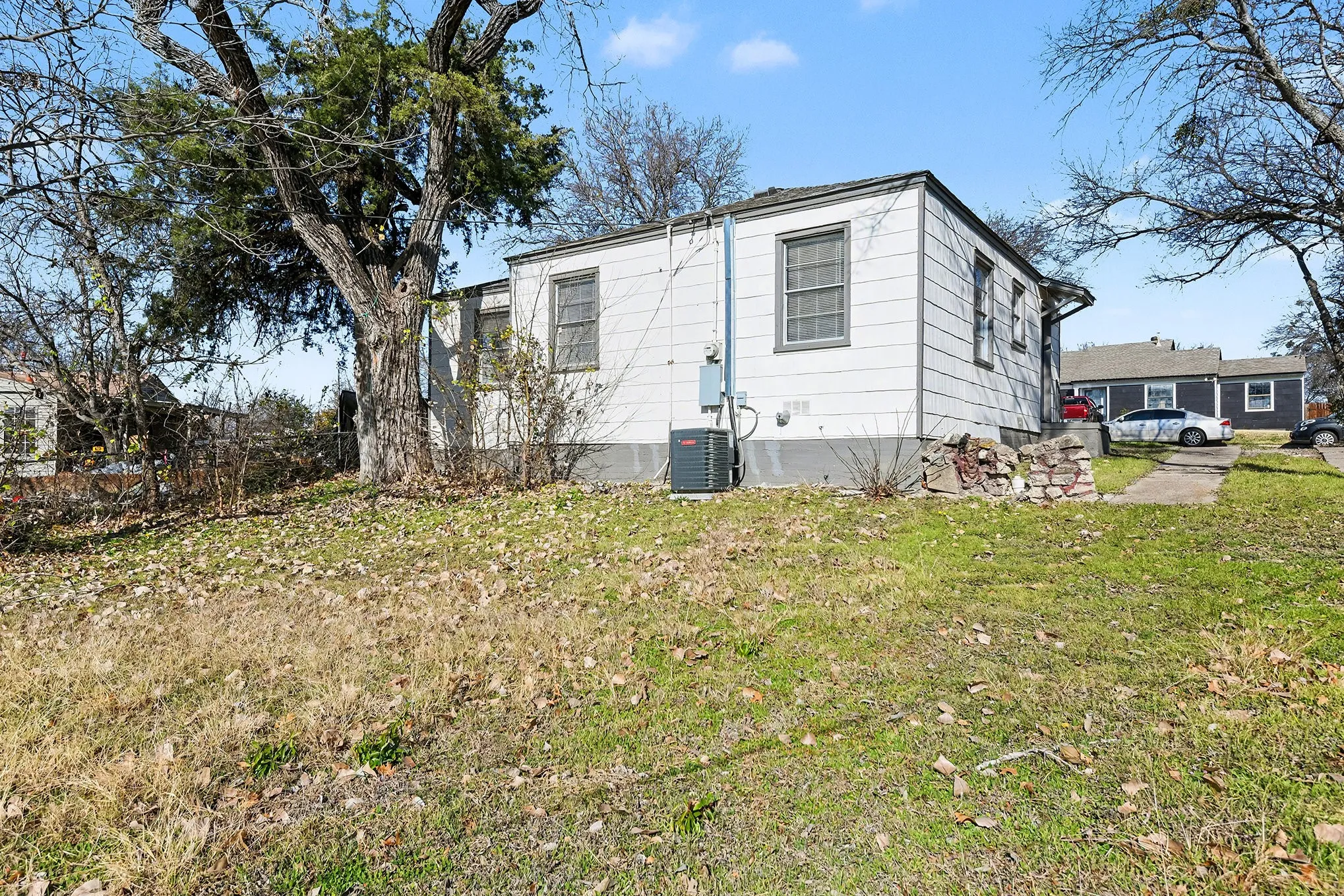 Single Family Residence For Rent in Tarrant County , 5129 Penrod Court, River Oaks, Texas 76114, 2 Bedroom, 1 Bathroom, Garage spaces, 810 Sqft, built in 1943, mls#21361326, Real Estate Agent in River Oaks, Homes For Rent in Tarrant county, Homes For Rent in River Oaks, Realtor in River Oaks Texas, Real Estate Brokerage Independent Realty Texas, Luminita Cordes Realtor
