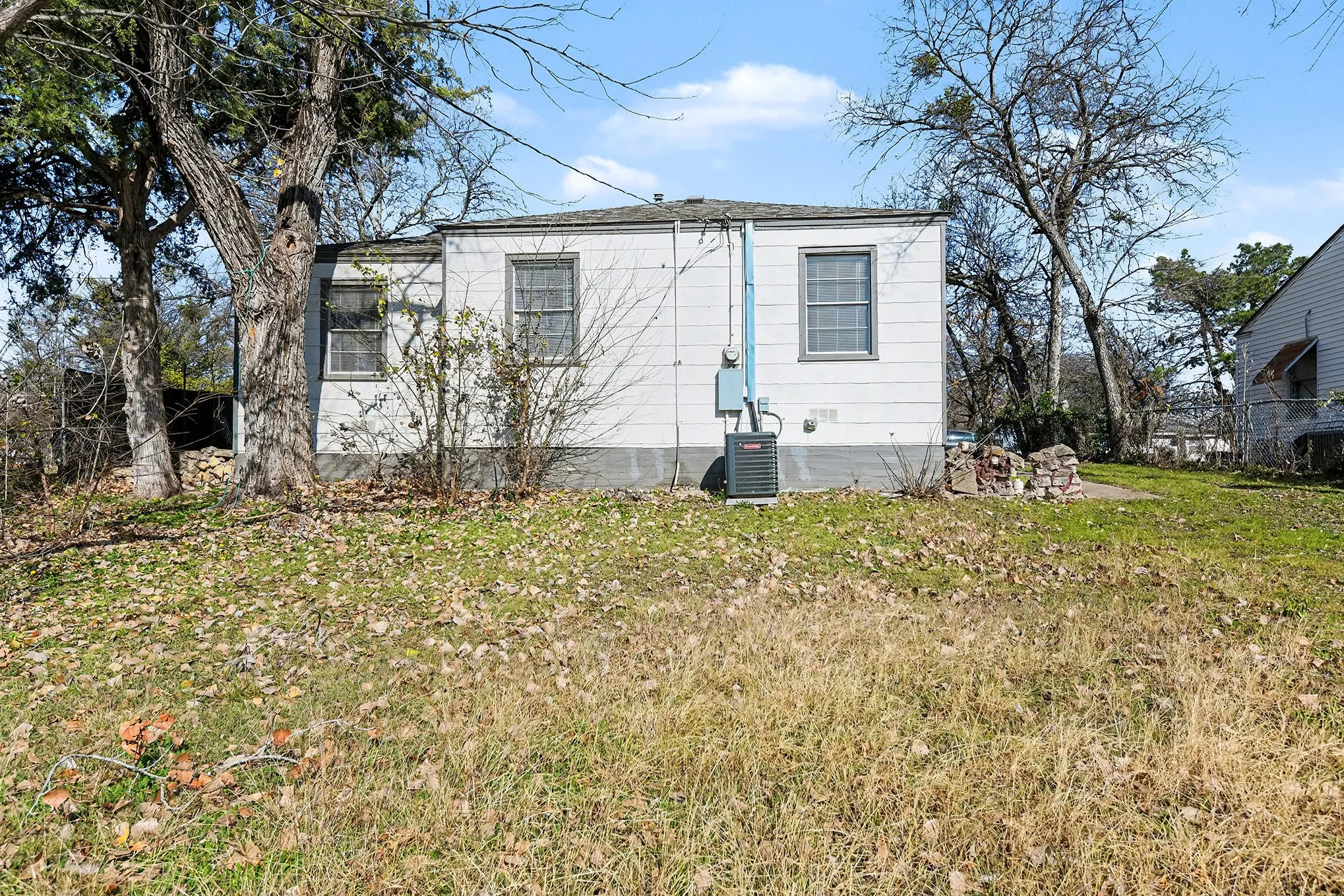 Single Family Residence For Rent in Tarrant County , 5129 Penrod Court, River Oaks, Texas 76114, 2 Bedroom, 1 Bathroom, Garage spaces, 810 Sqft, built in 1943, mls#21361326, Real Estate Agent in River Oaks, Homes For Rent in Tarrant county, Homes For Rent in River Oaks, Realtor in River Oaks Texas, Real Estate Brokerage Independent Realty Texas, Luminita Cordes Realtor