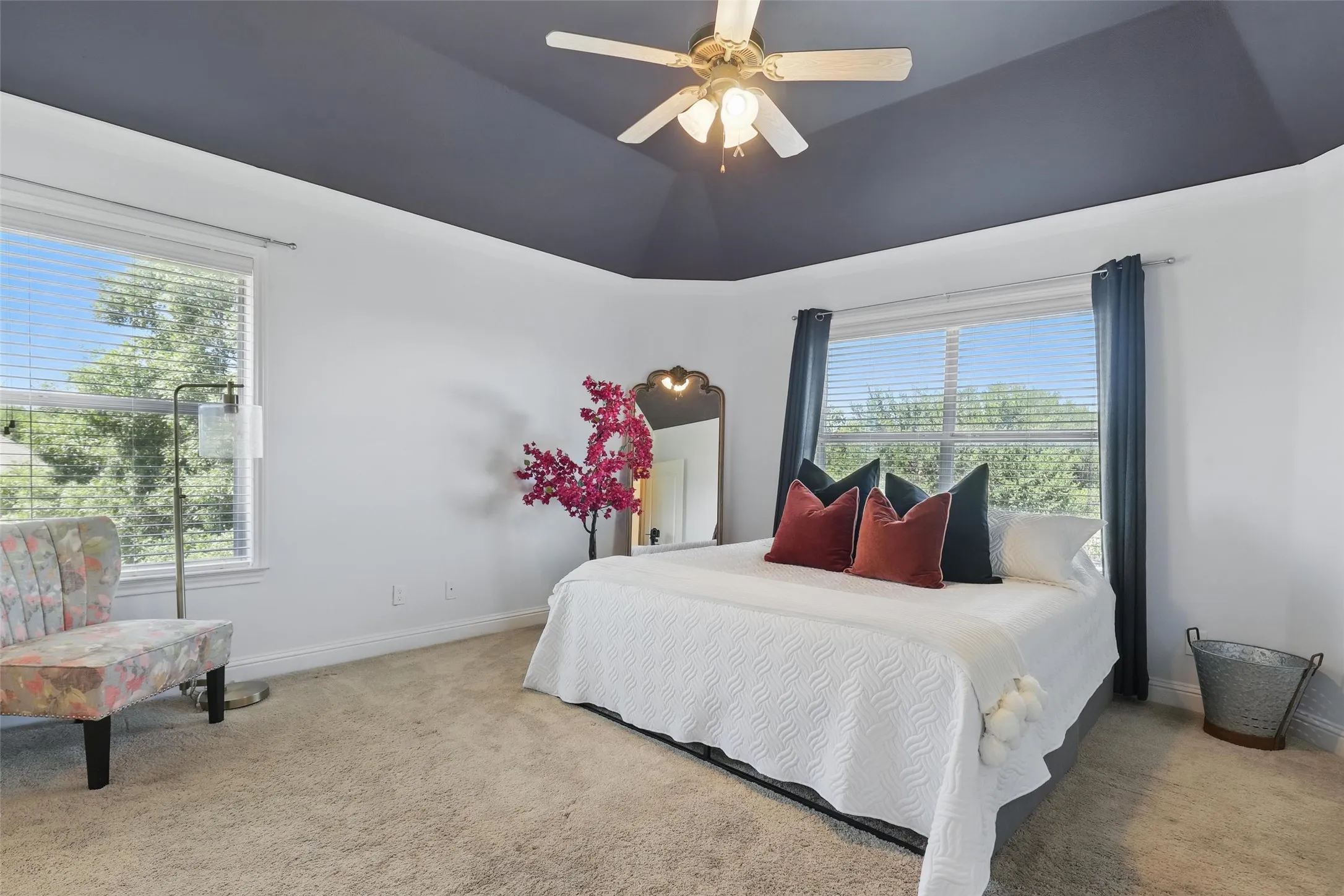 Vaulted ceiling with a ceiling fan light fixture