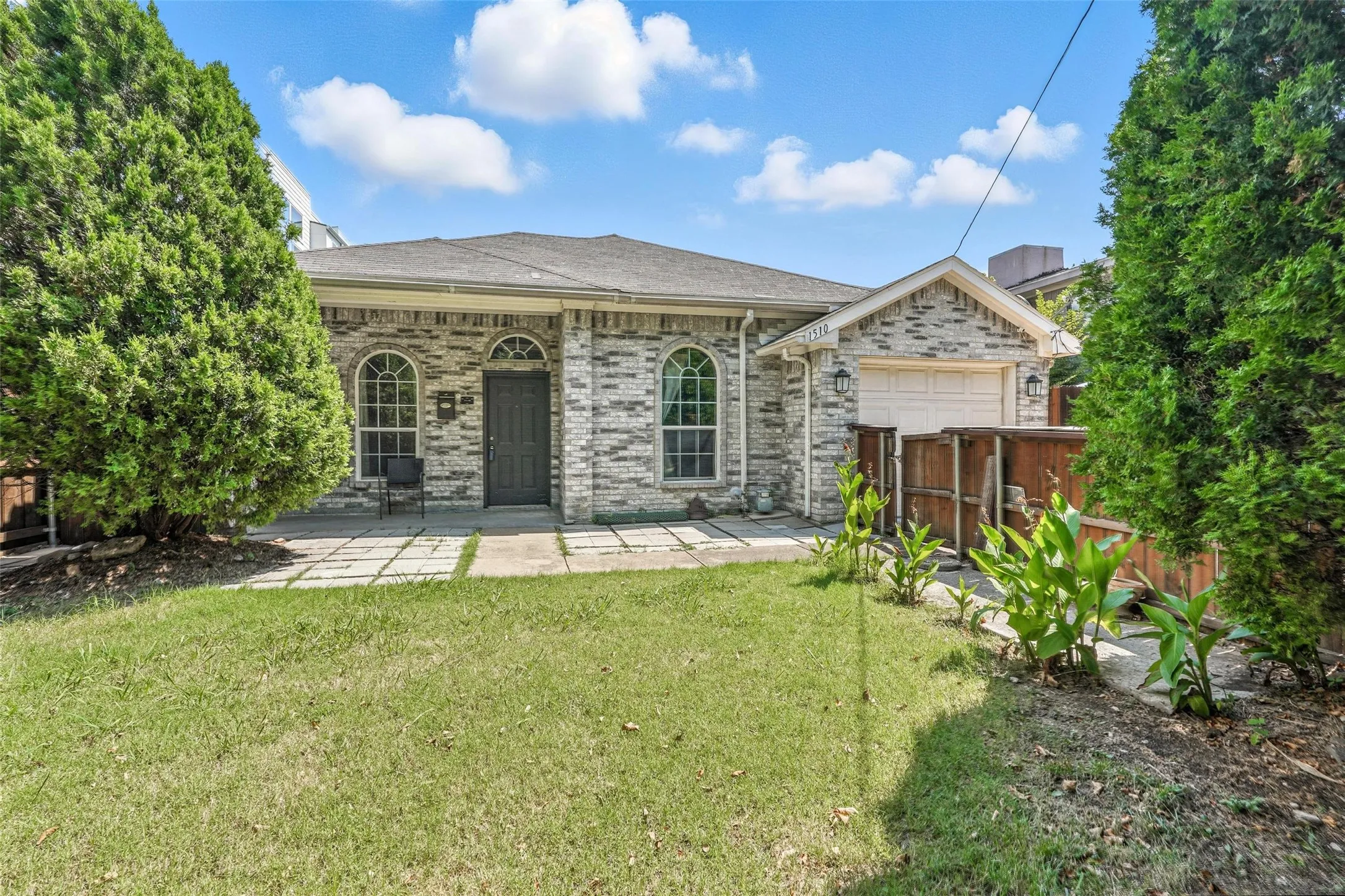 Single Family Residence For Sale in Dallas County , 1510 N Carroll Avenue, Dallas, Texas 75204, 3 Bedroom, 2 Bathroom, 1 Garage spaces, 1,250 Sqft, built in 2003, Price $850,000, mls#21361340, Real Estate Agent in Dallas, Homes For Sale in Dallas county, Homes For Sale in Dallas, Realtor in Dallas Texas, Real Estate Brokerage Independent Realty Texas, Luminita Cordes Realtor