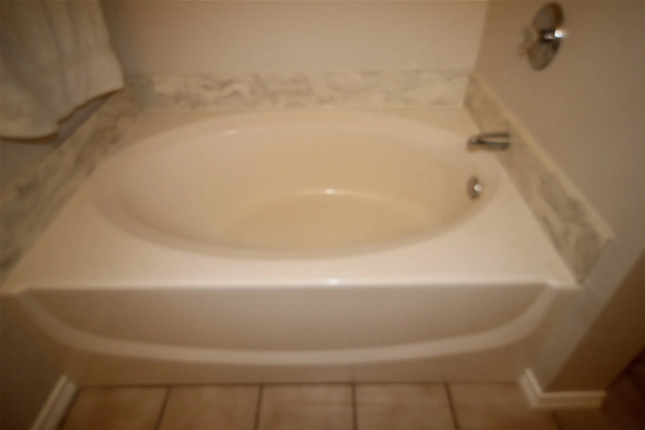Large primary bath soaking tub