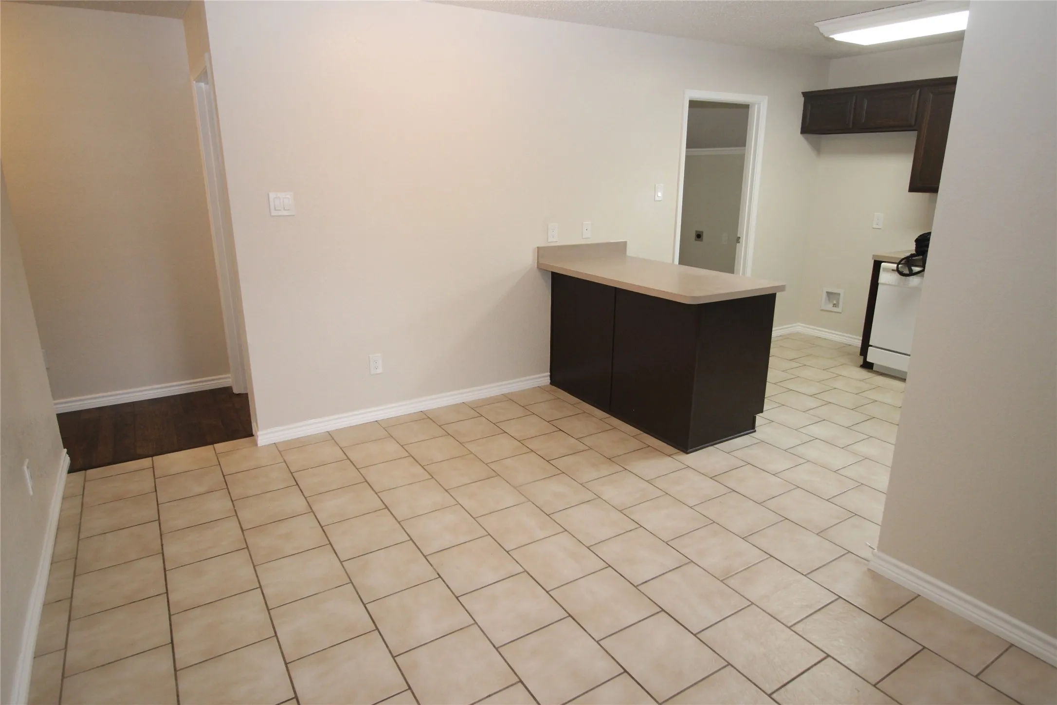 Large area for dining table
