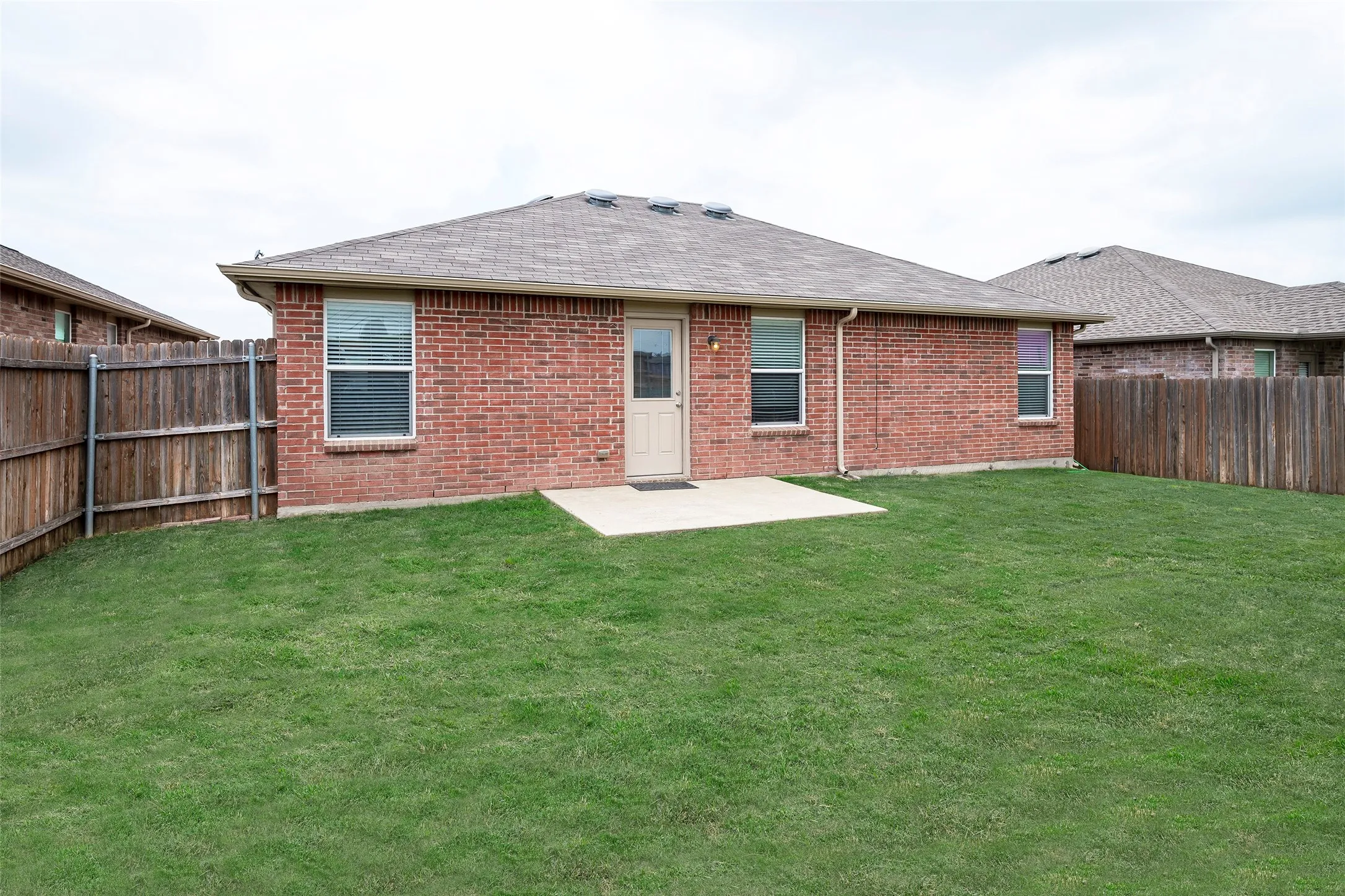 Single Family Residence For Rent in Denton County , 1505 Lone Pine Drive, Little Elm, Texas 75068, 3 Bedroom, 2 Bathroom, 2 Garage spaces, 1,269 Sqft, built in 2011, mls#21361347, Real Estate Agent in Little Elm, Homes For Rent in Denton county, Homes For Rent in Little Elm, Realtor in Little Elm Texas, Real Estate Brokerage Independent Realty Texas, Luminita Cordes Realtor