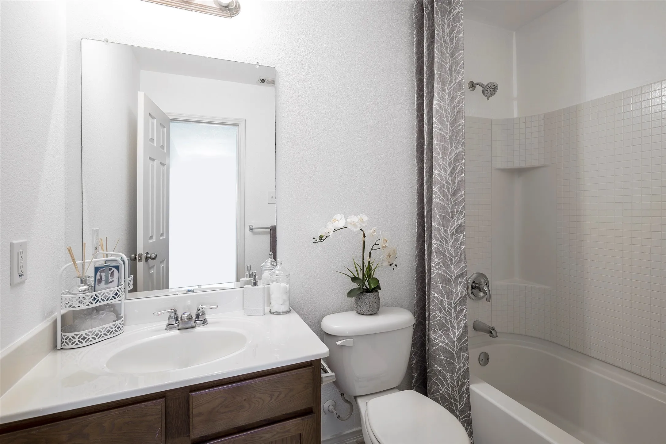 Single Family Residence For Rent in Denton County , 1505 Lone Pine Drive, Little Elm, Texas 75068, 3 Bedroom, 2 Bathroom, 2 Garage spaces, 1,269 Sqft, built in 2011, mls#21361347, Real Estate Agent in Little Elm, Homes For Rent in Denton county, Homes For Rent in Little Elm, Realtor in Little Elm Texas, Real Estate Brokerage Independent Realty Texas, Luminita Cordes Realtor
