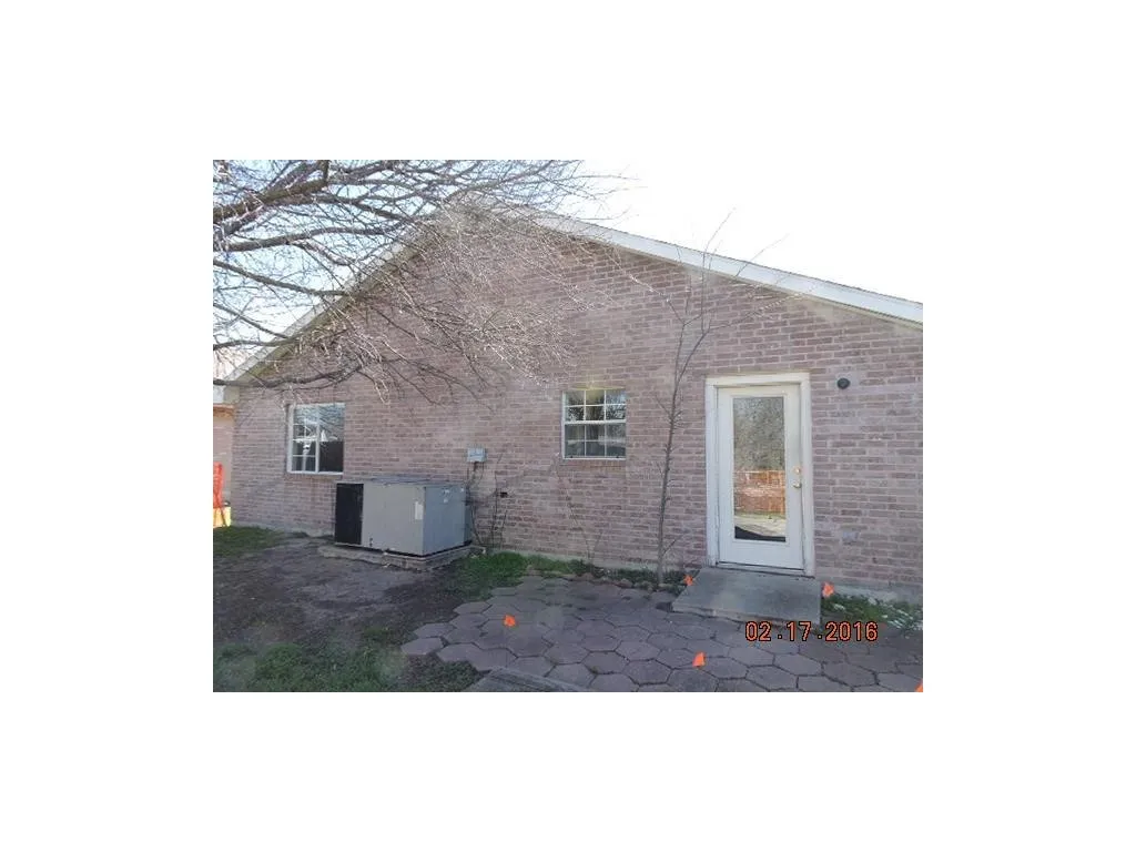 Single Family Residence For Rent in Dallas County , 4451 Posada Drive, Dallas, Texas 75211, 3 Bedroom, 2 Bathroom, 1 Garage spaces, 1,276 Sqft, built in 1998, mls#21361354, Real Estate Agent in Dallas, Homes For Rent in Dallas county, Homes For Rent in Dallas, Realtor in Dallas Texas, Real Estate Brokerage Independent Realty Texas, Luminita Cordes Realtor
