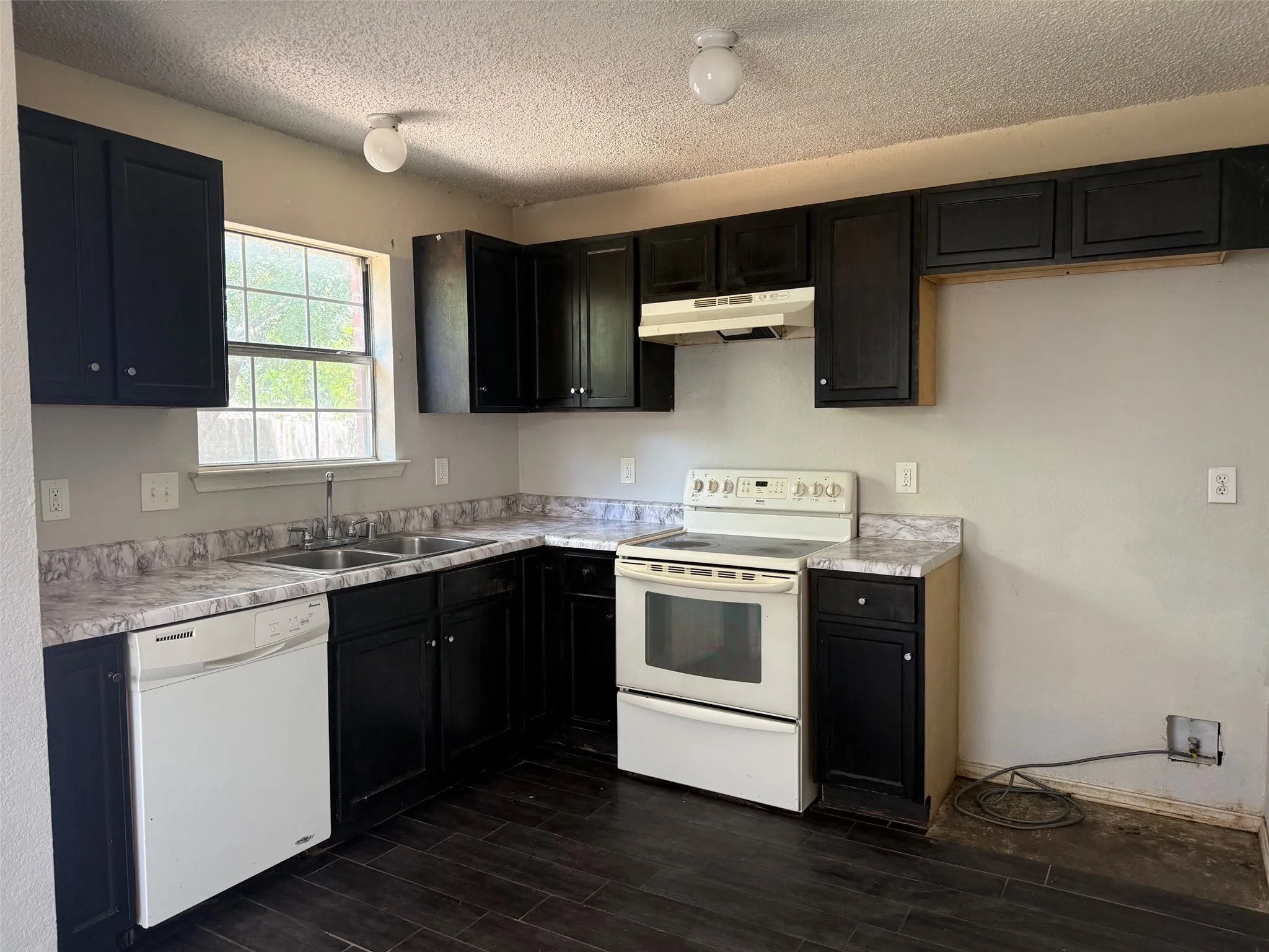 Single Family Residence For Rent in Dallas County , 4451 Posada Drive, Dallas, Texas 75211, 3 Bedroom, 2 Bathroom, 1 Garage spaces, 1,276 Sqft, built in 1998, mls#21361354, Real Estate Agent in Dallas, Homes For Rent in Dallas county, Homes For Rent in Dallas, Realtor in Dallas Texas, Real Estate Brokerage Independent Realty Texas, Luminita Cordes Realtor