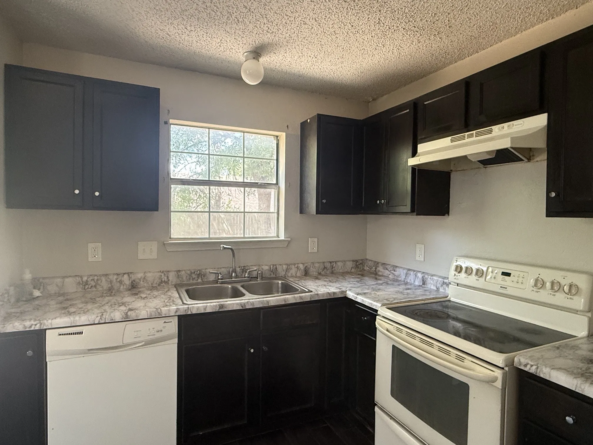 Single Family Residence For Rent in Dallas County , 4451 Posada Drive, Dallas, Texas 75211, 3 Bedroom, 2 Bathroom, 1 Garage spaces, 1,276 Sqft, built in 1998, mls#21361354, Real Estate Agent in Dallas, Homes For Rent in Dallas county, Homes For Rent in Dallas, Realtor in Dallas Texas, Real Estate Brokerage Independent Realty Texas, Luminita Cordes Realtor