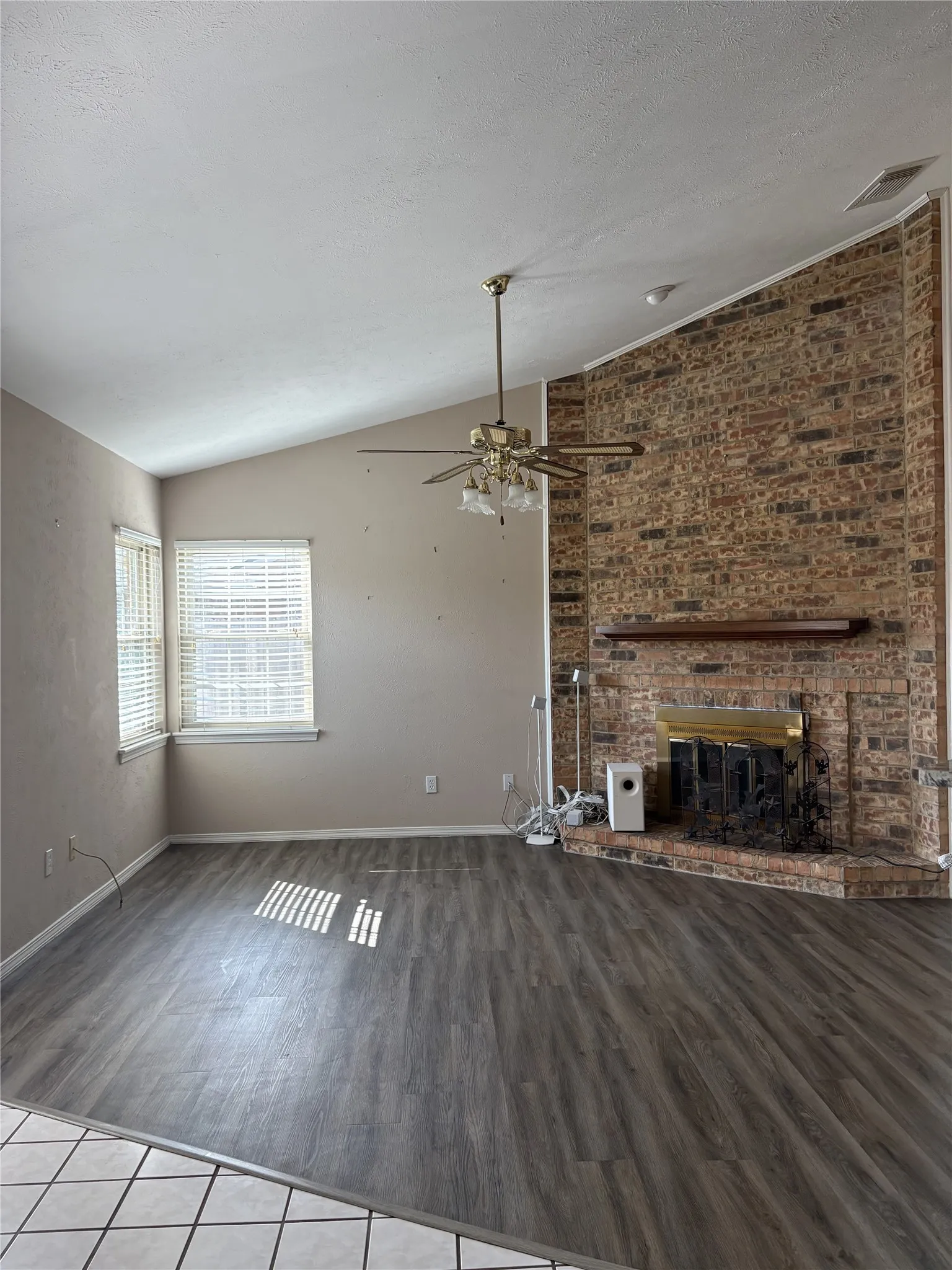 Single Family Residence For Sale in Dallas County , 3610 Willowood Drive, Garland, Texas 75040, 3 Bedroom, 2 Bathroom, 2 Garage spaces, 1,762 Sqft, built in 1984, mls#21361358, Real Estate Agent in Garland, Homes For Sale in Dallas county, Homes For Sale in Garland, Realtor in Garland Texas, Real Estate Brokerage Independent Realty Texas, Luminita Cordes Realtor