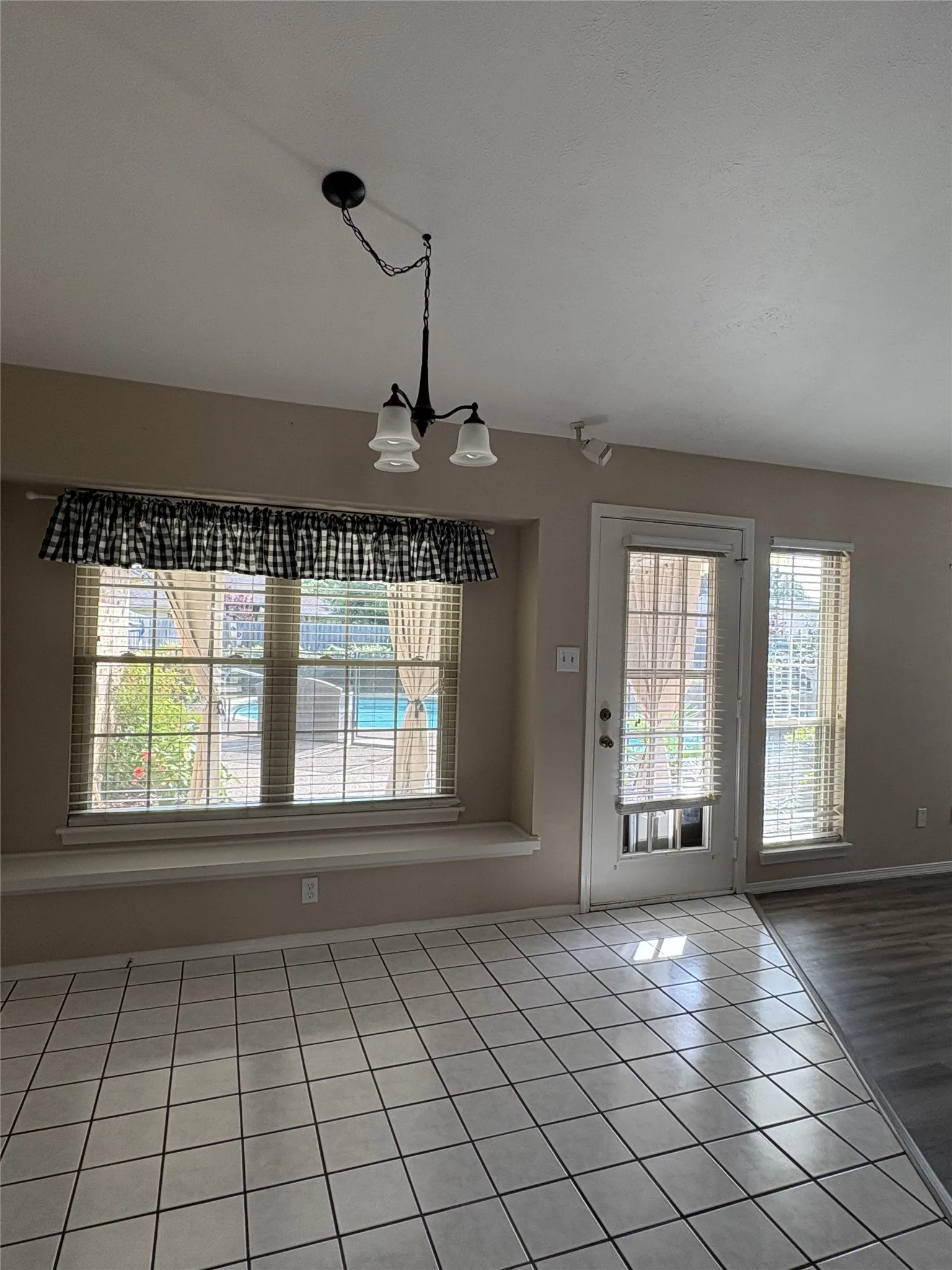 Single Family Residence For Sale in Dallas County , 3610 Willowood Drive, Garland, Texas 75040, 3 Bedroom, 2 Bathroom, 2 Garage spaces, 1,762 Sqft, built in 1984, mls#21361358, Real Estate Agent in Garland, Homes For Sale in Dallas county, Homes For Sale in Garland, Realtor in Garland Texas, Real Estate Brokerage Independent Realty Texas, Luminita Cordes Realtor