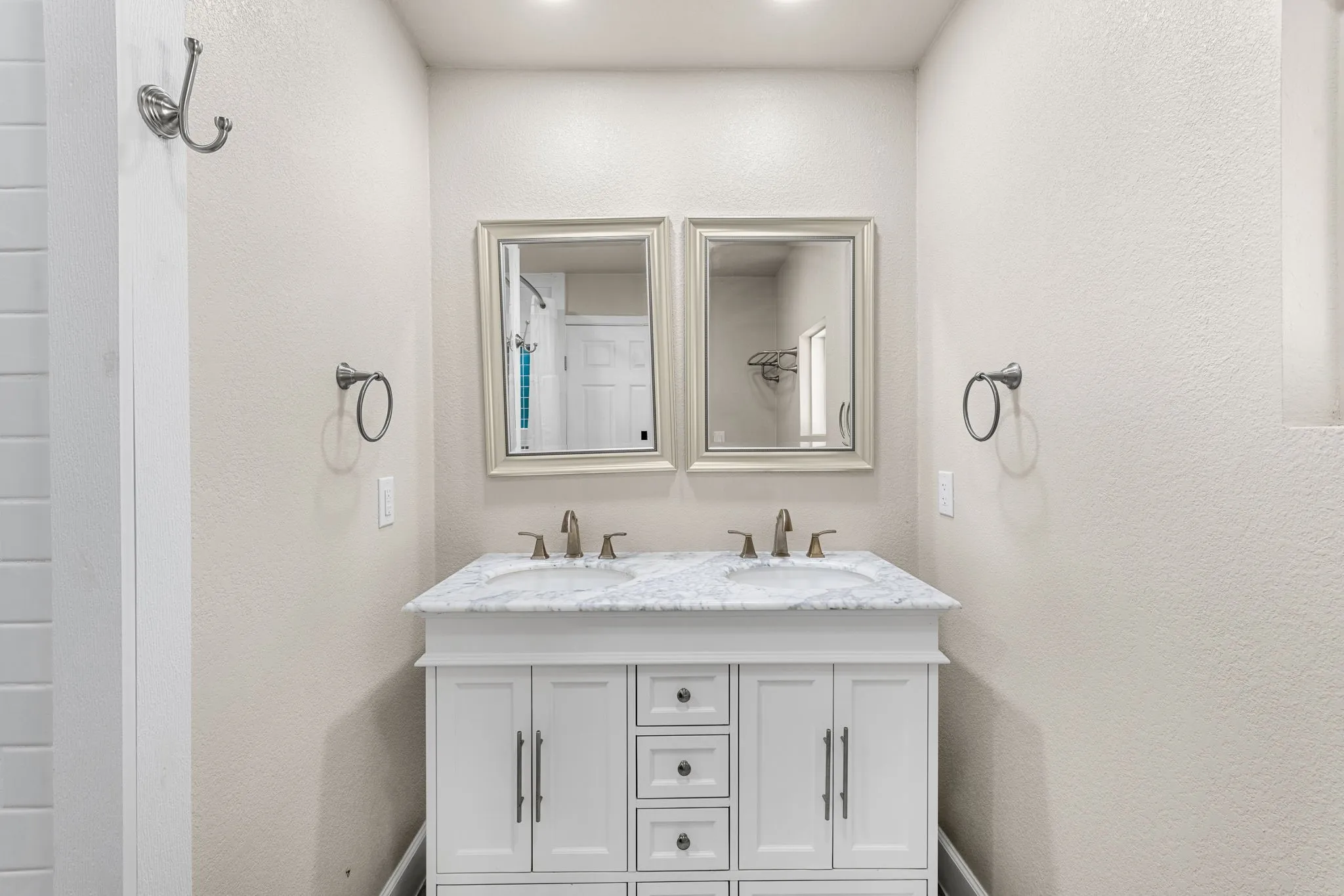Single Family Residence For Sale in Mc Lennan County , 3524 N 27th Street, Waco, Texas 76708, 3 Bedroom, 3 Bathroom, 4 Garage spaces, 2,521 Sqft, built in 1951, mls#21361348, Real Estate Agent in Waco, Homes For Sale in Mc Lennan county, Homes For Sale in Waco, Realtor in Waco Texas, Real Estate Brokerage Independent Realty Texas, Luminita Cordes Realtor