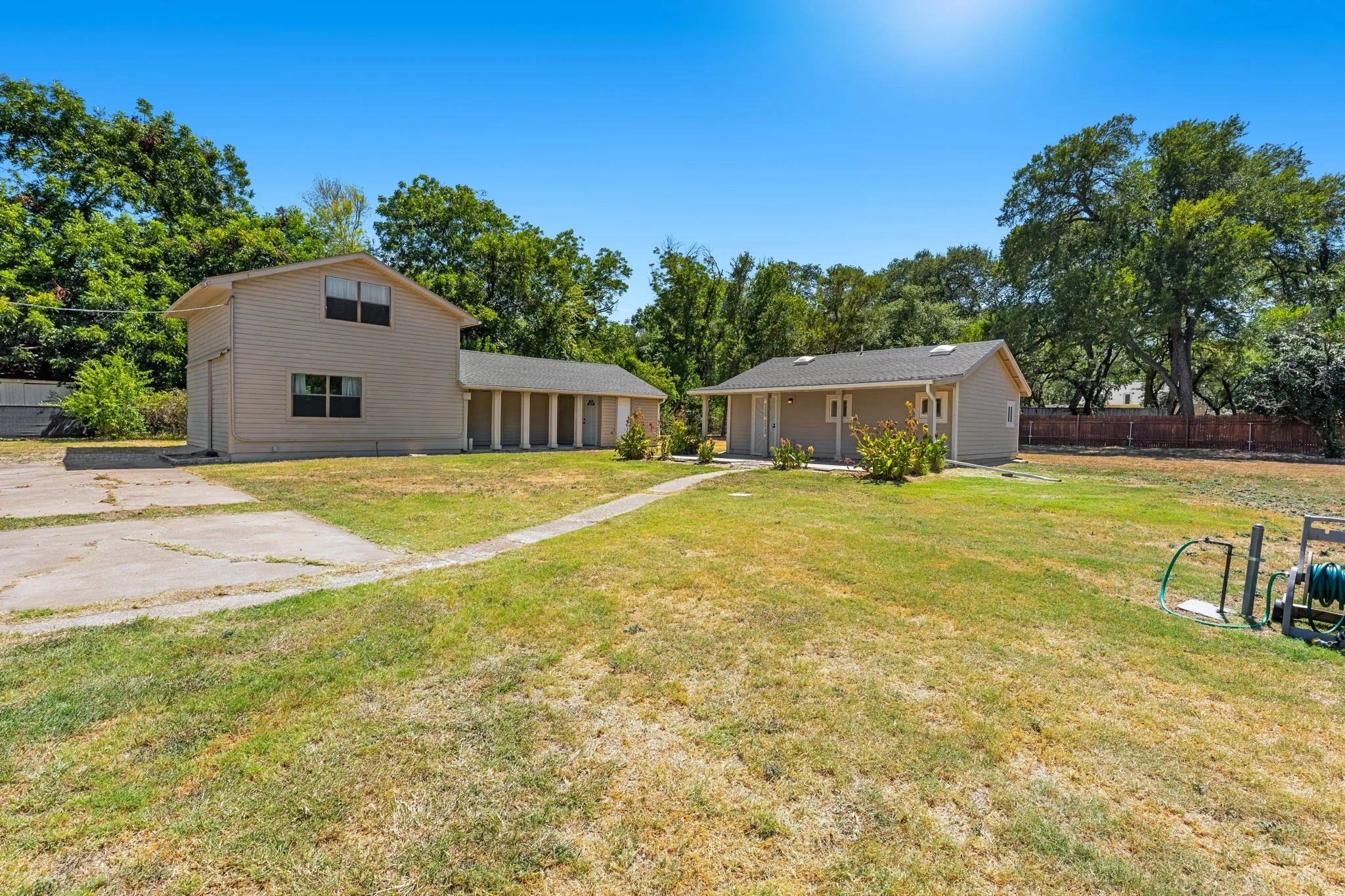 Single Family Residence For Sale in Mc Lennan County , 3524 N 27th Street, Waco, Texas 76708, 3 Bedroom, 3 Bathroom, 4 Garage spaces, 2,521 Sqft, built in 1951, mls#21361348, Real Estate Agent in Waco, Homes For Sale in Mc Lennan county, Homes For Sale in Waco, Realtor in Waco Texas, Real Estate Brokerage Independent Realty Texas, Luminita Cordes Realtor