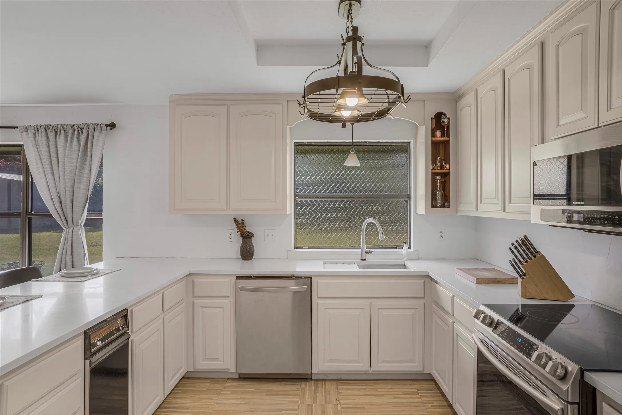 Single Family Residence For Sale in Hood County , 1212 4th Street, Granbury, Texas 76048, 3 Bedroom, 2 Bathroom, 2 Garage spaces, 1,817 Sqft, built in 1981, mls#21361356, Real Estate Agent in Granbury, Homes For Sale in Hood county, Homes For Sale in Granbury, Realtor in Granbury Texas, Real Estate Brokerage Independent Realty Texas, Luminita Cordes Realtor
