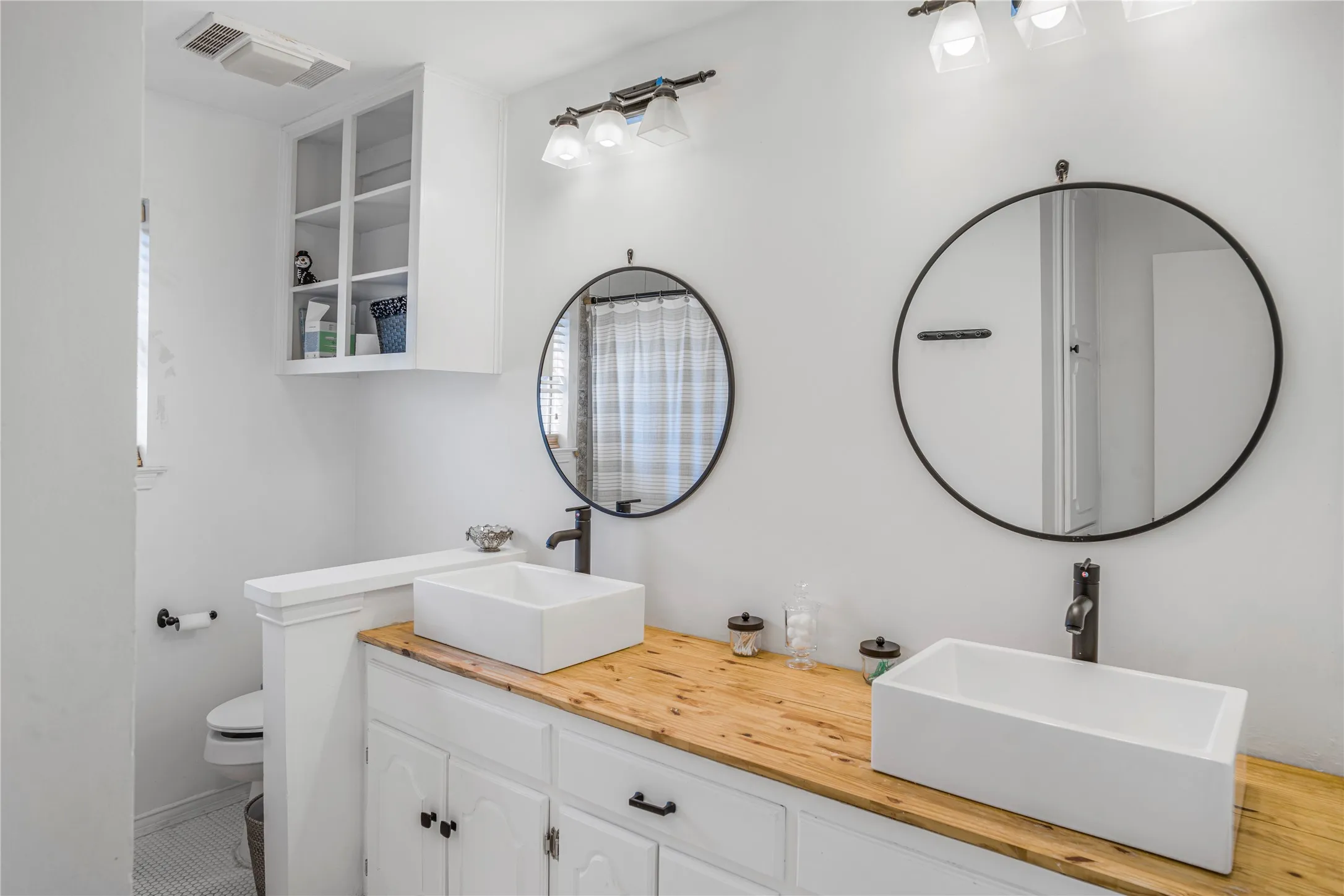 Single Family Residence For Sale in Hood County , 1212 4th Street, Granbury, Texas 76048, 3 Bedroom, 2 Bathroom, 2 Garage spaces, 1,817 Sqft, built in 1981, mls#21361356, Real Estate Agent in Granbury, Homes For Sale in Hood county, Homes For Sale in Granbury, Realtor in Granbury Texas, Real Estate Brokerage Independent Realty Texas, Luminita Cordes Realtor