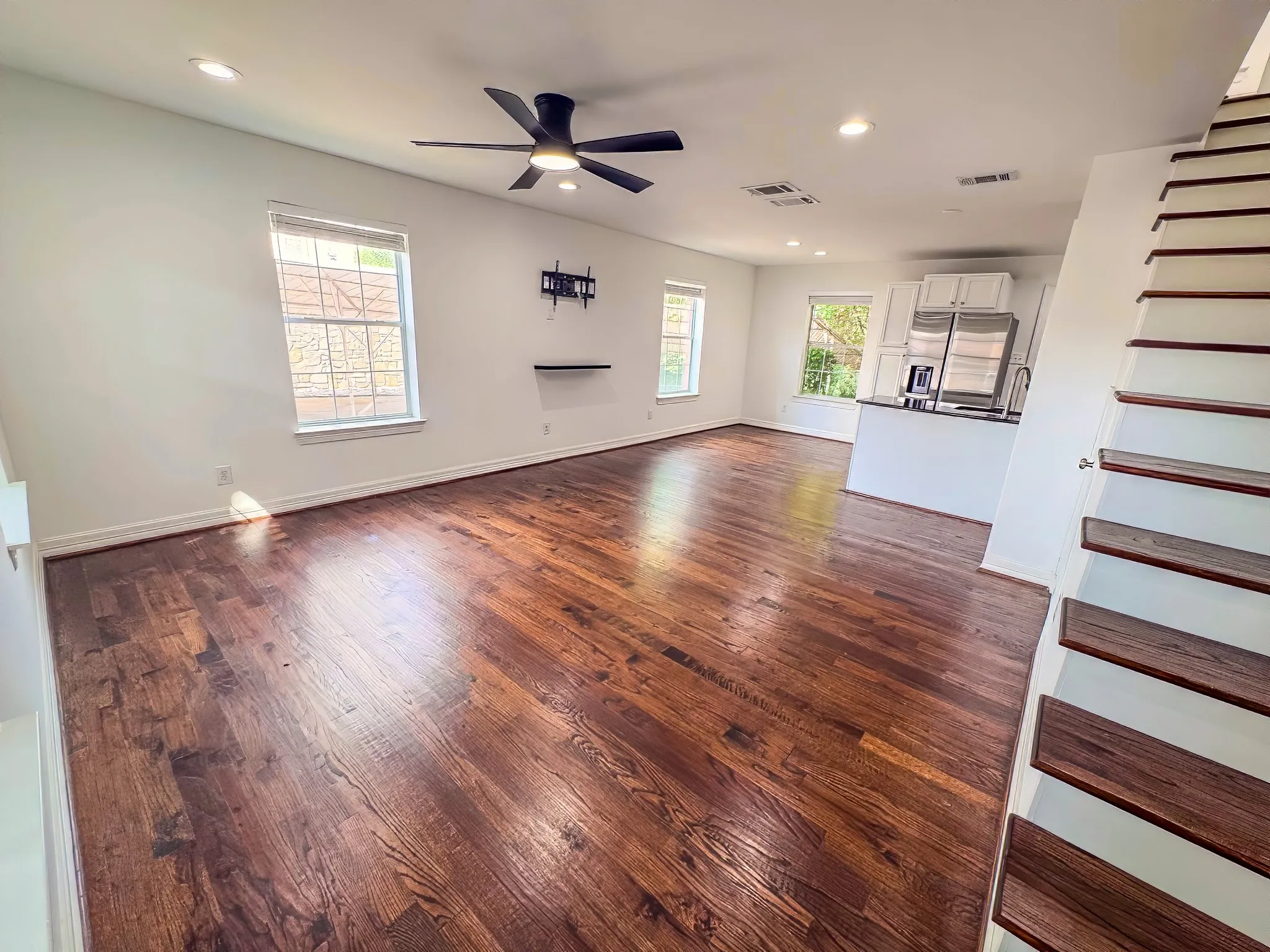 Condominium For Rent in Dallas County , 2809 Minert Street, Dallas, Texas 75219, 2 Bedroom, 2 Bathroom, Garage spaces, 1,023 Sqft, built in 1955, Price $1,800, mls#21361364, Real Estate Agent in Dallas, Homes For Rent in Dallas county, Homes For Rent in Dallas, Realtor in Dallas Texas, Real Estate Brokerage Independent Realty Texas, Luminita Cordes Realtor