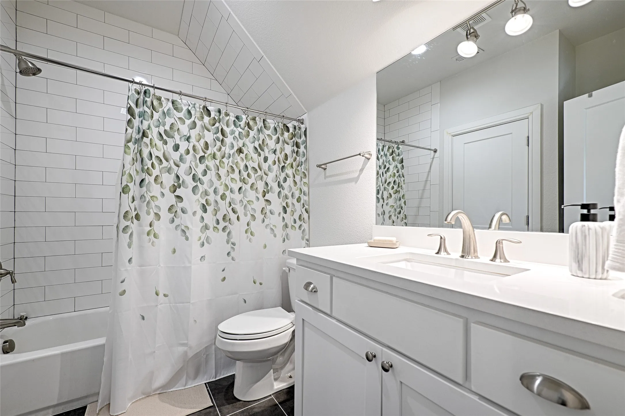 Condominium For Sale in Dallas County , 5065 Gaston Avenue 102, Dallas, Texas 75214, 2 Bedroom, 3 Bathroom, 2 Garage spaces, 1,508 Sqft, built in 2020, mls#21361337, Real Estate Agent in Dallas, Homes For Sale in Dallas county, Homes For Sale in Dallas, Realtor in Dallas Texas, Real Estate Brokerage Independent Realty Texas, Luminita Cordes Realtor