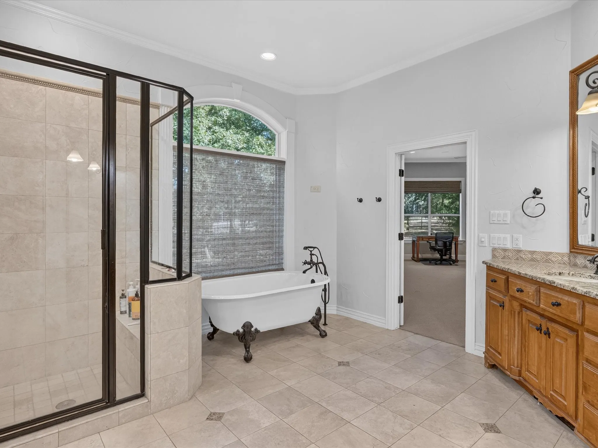 Master bath with floating tub