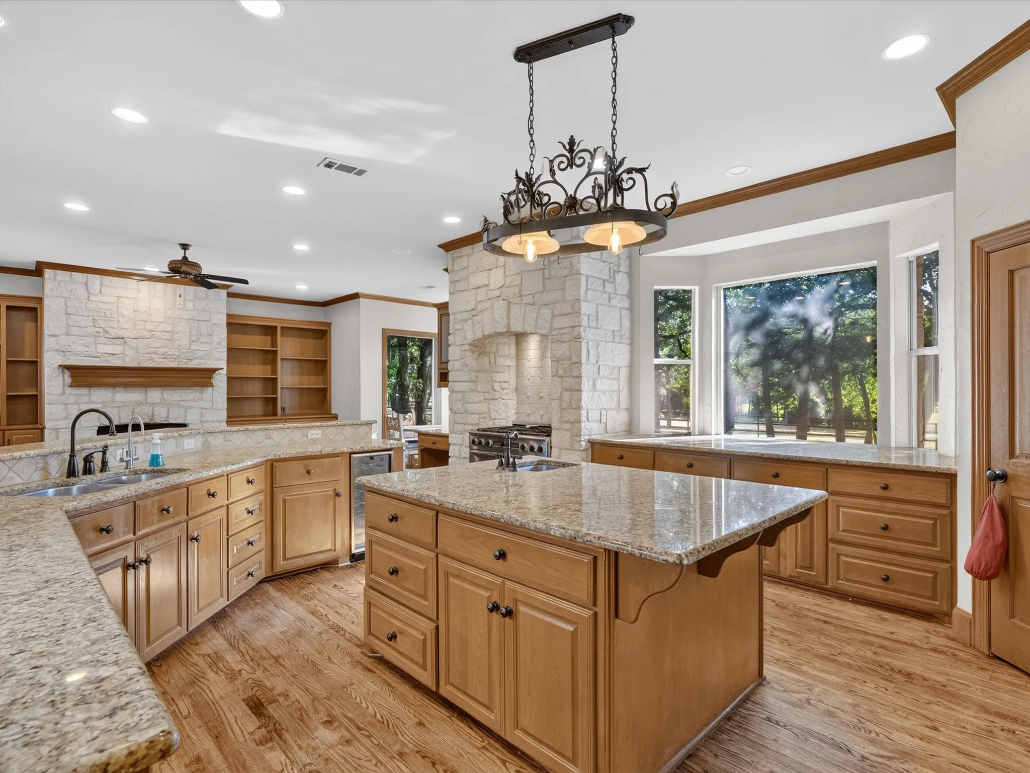 Single Family Residence For Sale in Tarrant County , 3105 E Briar Lane, Southlake, Texas 76092, 5 Bedroom, 5 Bathroom, 3 Garage spaces, 4,873 Sqft, built in 1995, mls#21349590, Real Estate Agent in Southlake, Homes For Sale in Tarrant county, Homes For Sale in Southlake, Realtor in Southlake Texas, Real Estate Brokerage Independent Realty Texas, Luminita Cordes Realtor