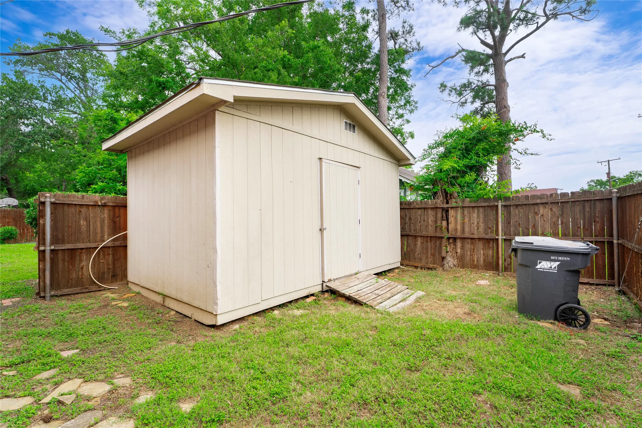 Single Family Residence For Sale in Navarro County , 601 N 25th Street, Corsicana, Texas 75110, 4 Bedroom, 3 Bathroom, 2 Garage spaces, 3,956 Sqft, built in 1954, Price $375,000, mls#21361373, Real Estate Agent in Corsicana, Homes For Sale in Navarro county, Homes For Sale in Corsicana, Realtor in Corsicana Texas, Real Estate Brokerage Independent Realty Texas, Luminita Cordes Realtor
