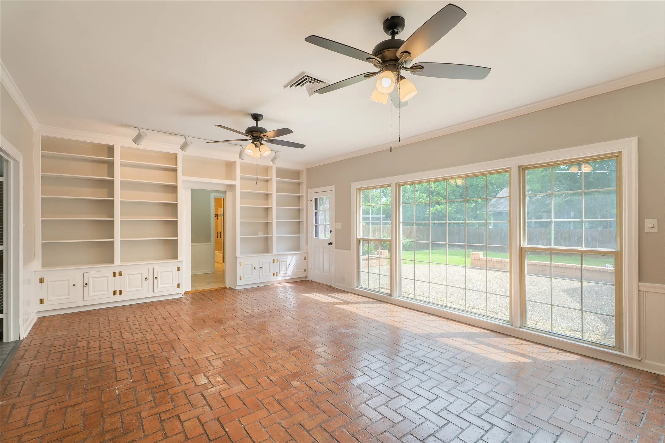 Single Family Residence For Sale in Navarro County , 601 N 25th Street, Corsicana, Texas 75110, 4 Bedroom, 3 Bathroom, 2 Garage spaces, 3,956 Sqft, built in 1954, Price $375,000, mls#21361373, Real Estate Agent in Corsicana, Homes For Sale in Navarro county, Homes For Sale in Corsicana, Realtor in Corsicana Texas, Real Estate Brokerage Independent Realty Texas, Luminita Cordes Realtor