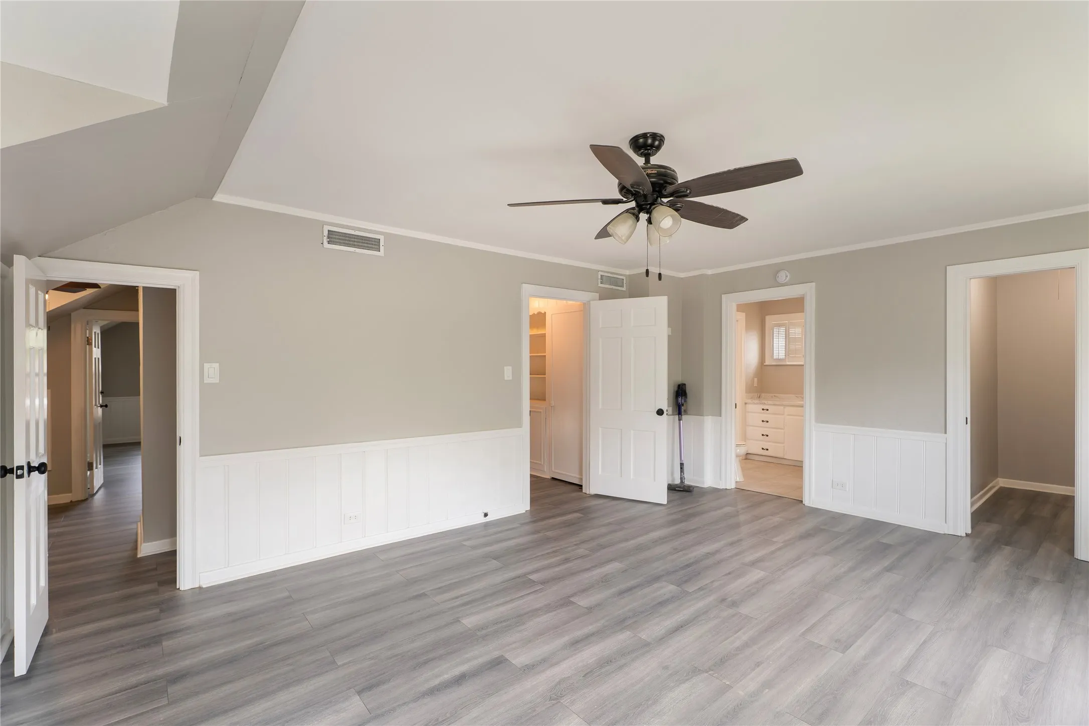 Single Family Residence For Sale in Navarro County , 601 N 25th Street, Corsicana, Texas 75110, 4 Bedroom, 3 Bathroom, 2 Garage spaces, 3,956 Sqft, built in 1954, Price $375,000, mls#21361373, Real Estate Agent in Corsicana, Homes For Sale in Navarro county, Homes For Sale in Corsicana, Realtor in Corsicana Texas, Real Estate Brokerage Independent Realty Texas, Luminita Cordes Realtor