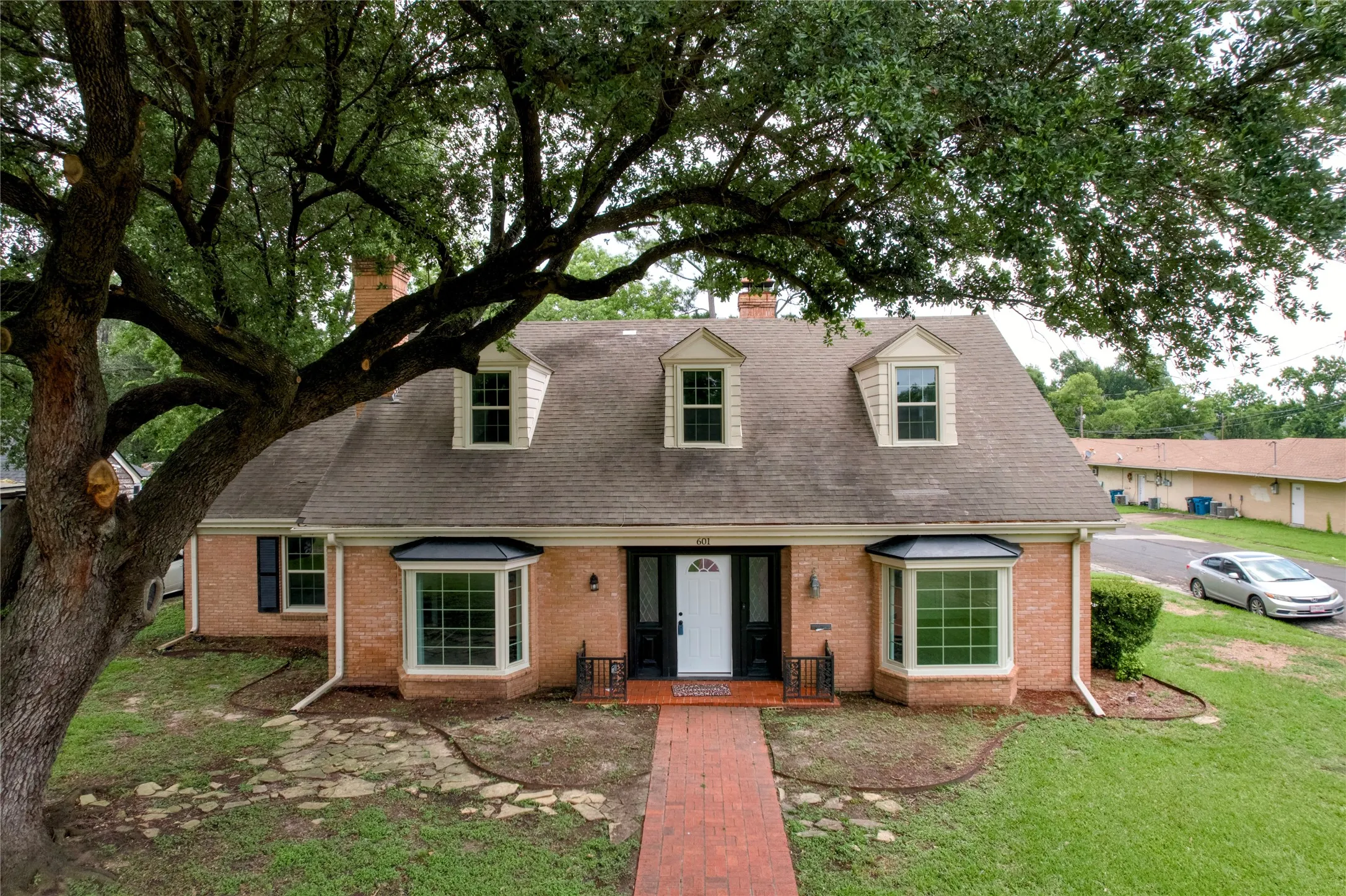 Single Family Residence For Sale in Navarro County , 601 N 25th Street, Corsicana, Texas 75110, 4 Bedroom, 3 Bathroom, 2 Garage spaces, 3,956 Sqft, built in 1954, Price $375,000, mls#21361373, Real Estate Agent in Corsicana, Homes For Sale in Navarro county, Homes For Sale in Corsicana, Realtor in Corsicana Texas, Real Estate Brokerage Independent Realty Texas, Luminita Cordes Realtor