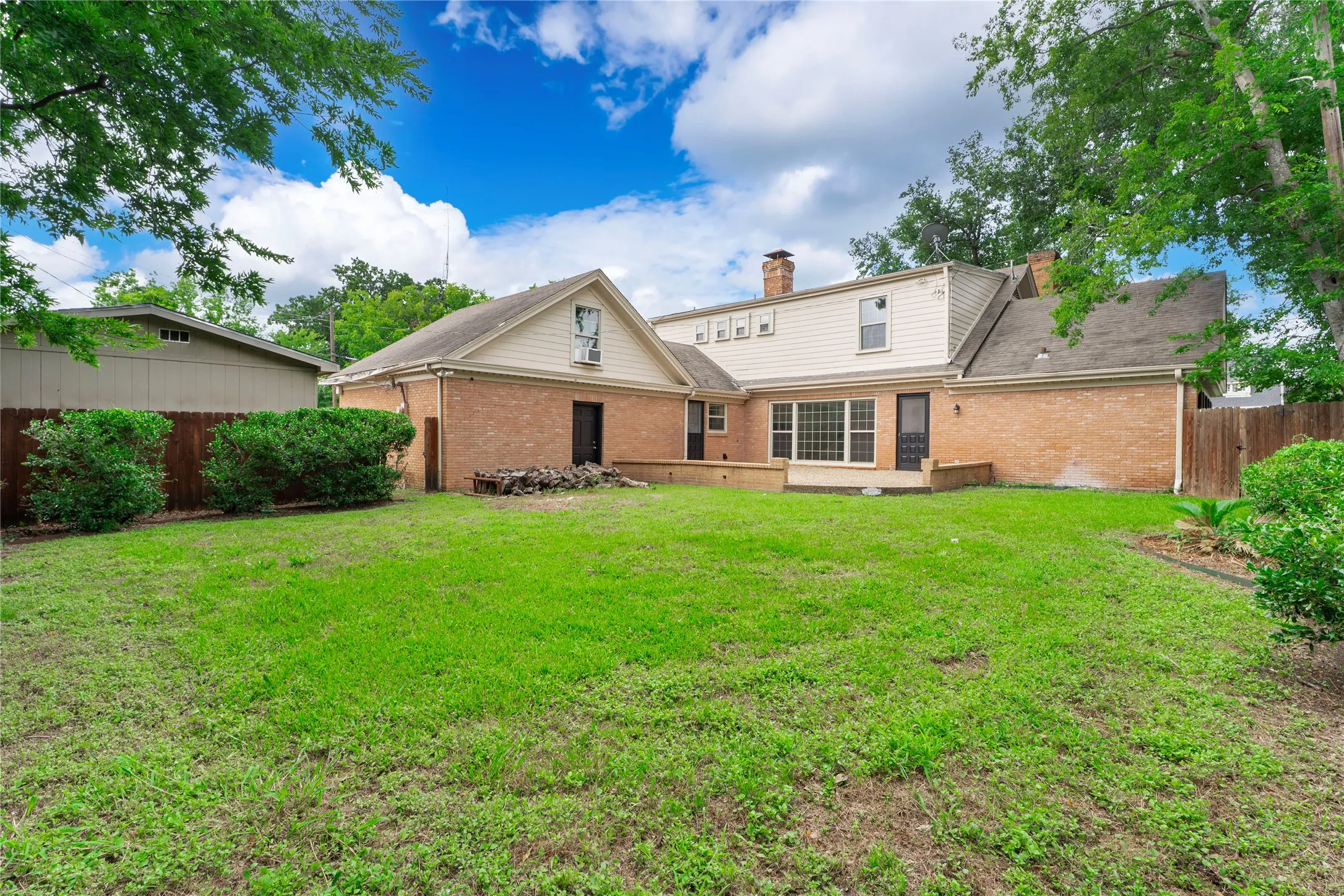 Single Family Residence For Sale in Navarro County , 601 N 25th Street, Corsicana, Texas 75110, 4 Bedroom, 3 Bathroom, 2 Garage spaces, 3,956 Sqft, built in 1954, Price $375,000, mls#21361373, Real Estate Agent in Corsicana, Homes For Sale in Navarro county, Homes For Sale in Corsicana, Realtor in Corsicana Texas, Real Estate Brokerage Independent Realty Texas, Luminita Cordes Realtor