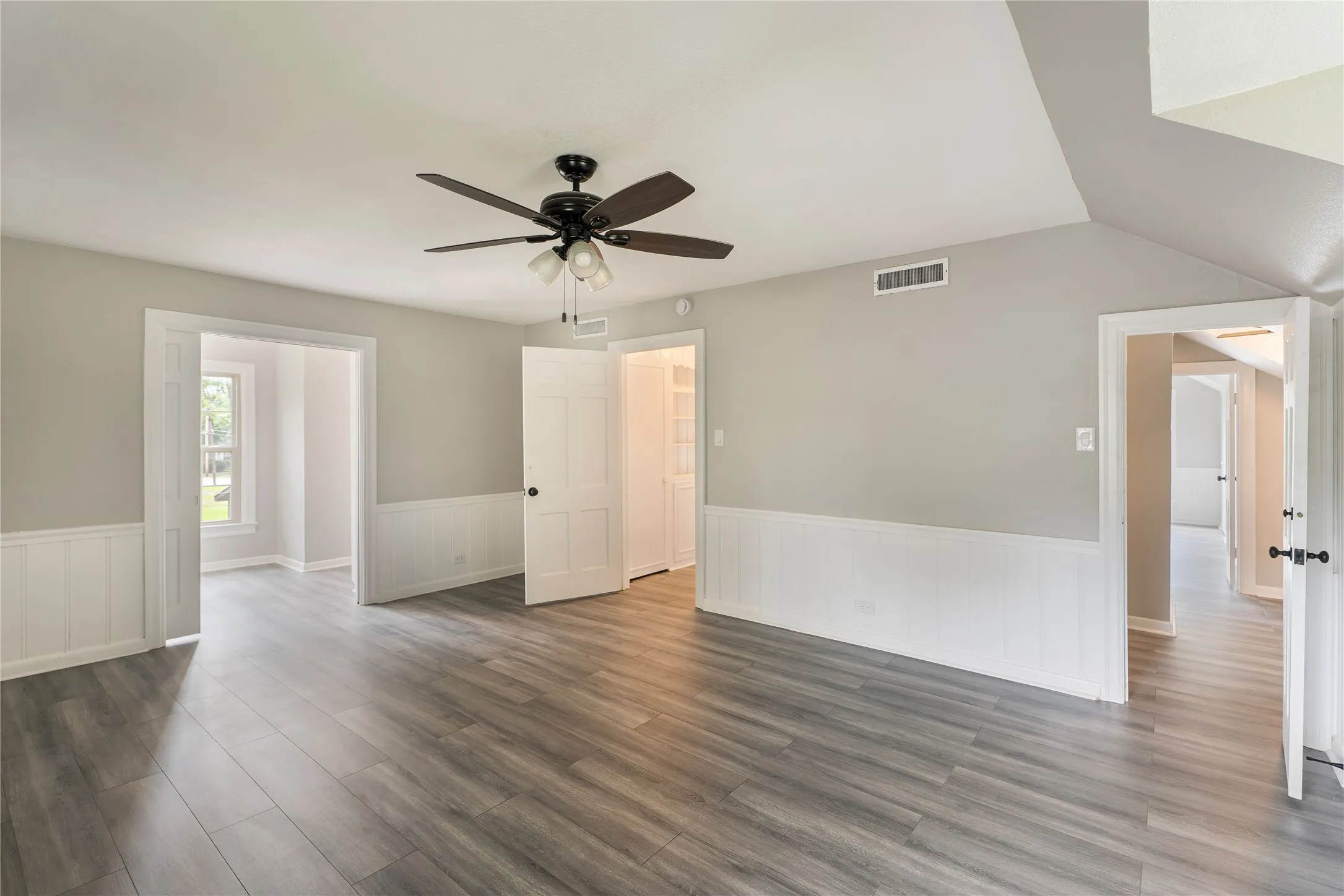 Single Family Residence For Sale in Navarro County , 601 N 25th Street, Corsicana, Texas 75110, 4 Bedroom, 3 Bathroom, 2 Garage spaces, 3,956 Sqft, built in 1954, Price $375,000, mls#21361373, Real Estate Agent in Corsicana, Homes For Sale in Navarro county, Homes For Sale in Corsicana, Realtor in Corsicana Texas, Real Estate Brokerage Independent Realty Texas, Luminita Cordes Realtor