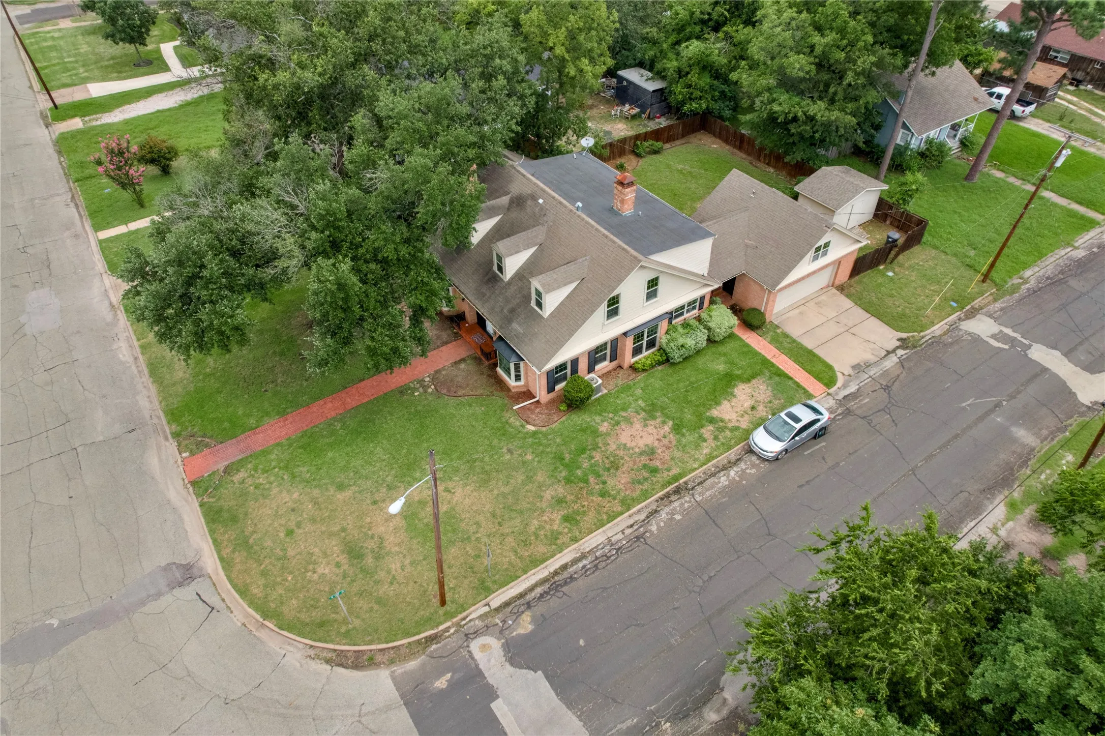 Single Family Residence For Sale in Navarro County , 601 N 25th Street, Corsicana, Texas 75110, 4 Bedroom, 3 Bathroom, 2 Garage spaces, 3,956 Sqft, built in 1954, Price $375,000, mls#21361373, Real Estate Agent in Corsicana, Homes For Sale in Navarro county, Homes For Sale in Corsicana, Realtor in Corsicana Texas, Real Estate Brokerage Independent Realty Texas, Luminita Cordes Realtor