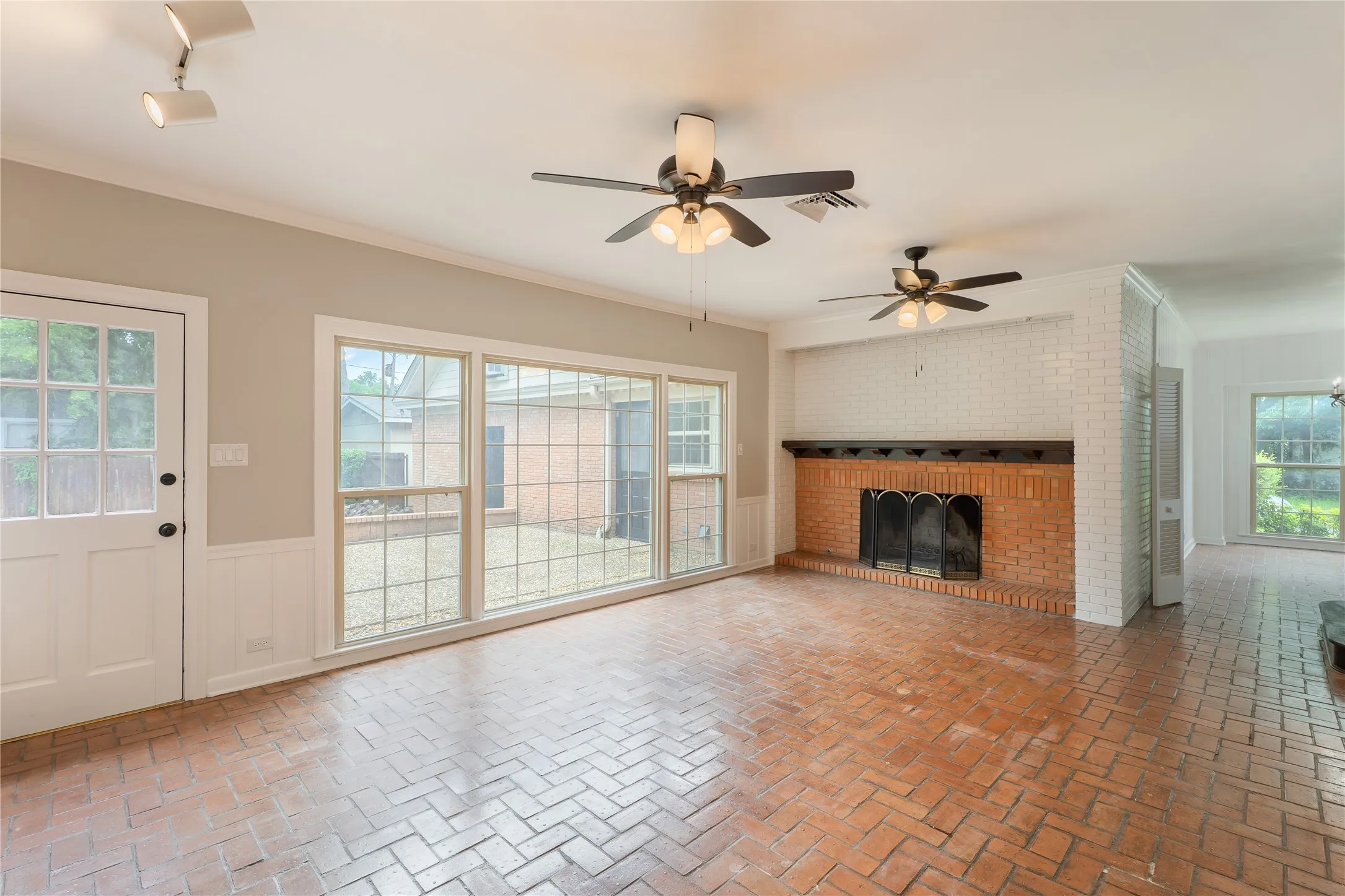 Single Family Residence For Sale in Navarro County , 601 N 25th Street, Corsicana, Texas 75110, 4 Bedroom, 3 Bathroom, 2 Garage spaces, 3,956 Sqft, built in 1954, Price $375,000, mls#21361373, Real Estate Agent in Corsicana, Homes For Sale in Navarro county, Homes For Sale in Corsicana, Realtor in Corsicana Texas, Real Estate Brokerage Independent Realty Texas, Luminita Cordes Realtor