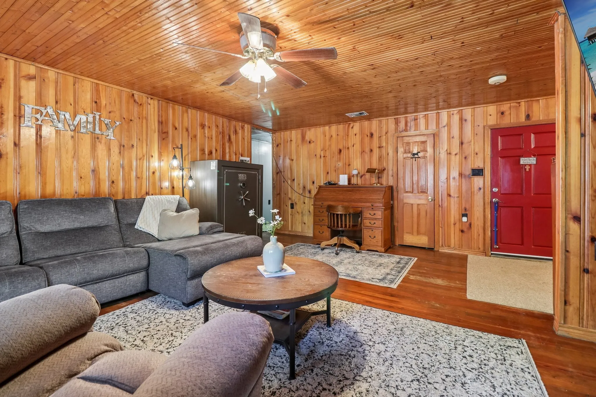 Single Family Residence For Sale in Kaufman County , 13110 County Road 4016, Kemp, Texas 75143, 4 Bedroom, 2 Bathroom, Garage spaces, 1,862 Sqft, built in 1985, mls#21361405, Real Estate Agent in Kemp, Homes For Sale in Kaufman county, Homes For Sale in Kemp, Realtor in Kemp Texas, Real Estate Brokerage Independent Realty Texas, Luminita Cordes Realtor