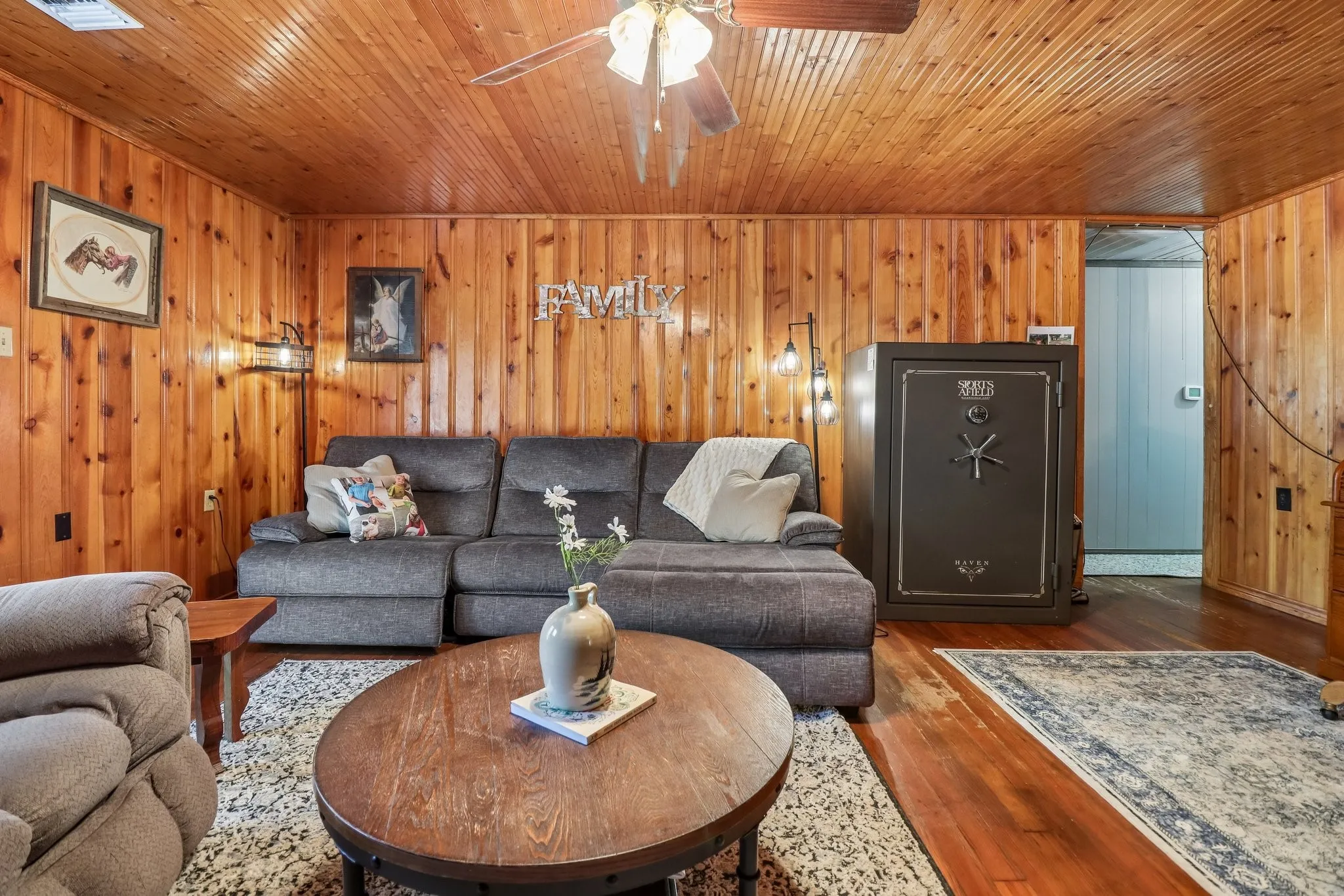 Single Family Residence For Sale in Kaufman County , 13110 County Road 4016, Kemp, Texas 75143, 4 Bedroom, 2 Bathroom, Garage spaces, 1,862 Sqft, built in 1985, mls#21361405, Real Estate Agent in Kemp, Homes For Sale in Kaufman county, Homes For Sale in Kemp, Realtor in Kemp Texas, Real Estate Brokerage Independent Realty Texas, Luminita Cordes Realtor