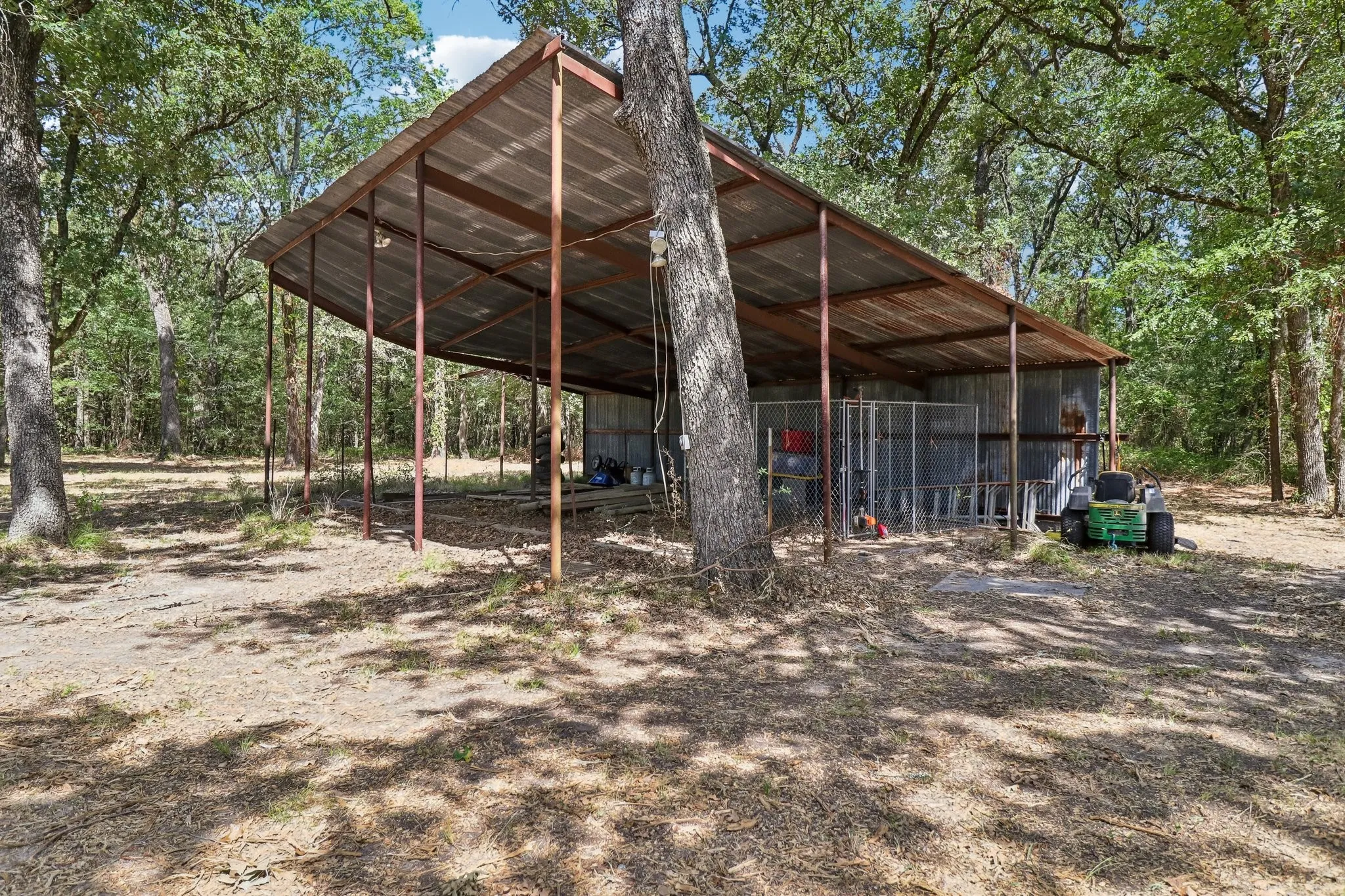 Single Family Residence For Sale in Kaufman County , 13110 County Road 4016, Kemp, Texas 75143, 4 Bedroom, 2 Bathroom, Garage spaces, 1,862 Sqft, built in 1985, mls#21361405, Real Estate Agent in Kemp, Homes For Sale in Kaufman county, Homes For Sale in Kemp, Realtor in Kemp Texas, Real Estate Brokerage Independent Realty Texas, Luminita Cordes Realtor