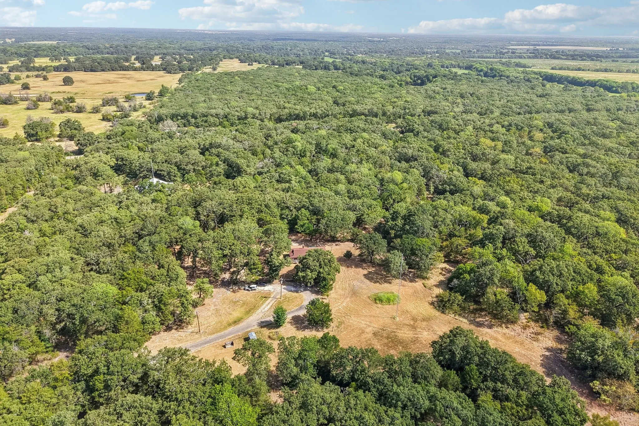 Single Family Residence For Sale in Kaufman County , 13110 County Road 4016, Kemp, Texas 75143, 4 Bedroom, 2 Bathroom, Garage spaces, 1,862 Sqft, built in 1985, mls#21361405, Real Estate Agent in Kemp, Homes For Sale in Kaufman county, Homes For Sale in Kemp, Realtor in Kemp Texas, Real Estate Brokerage Independent Realty Texas, Luminita Cordes Realtor